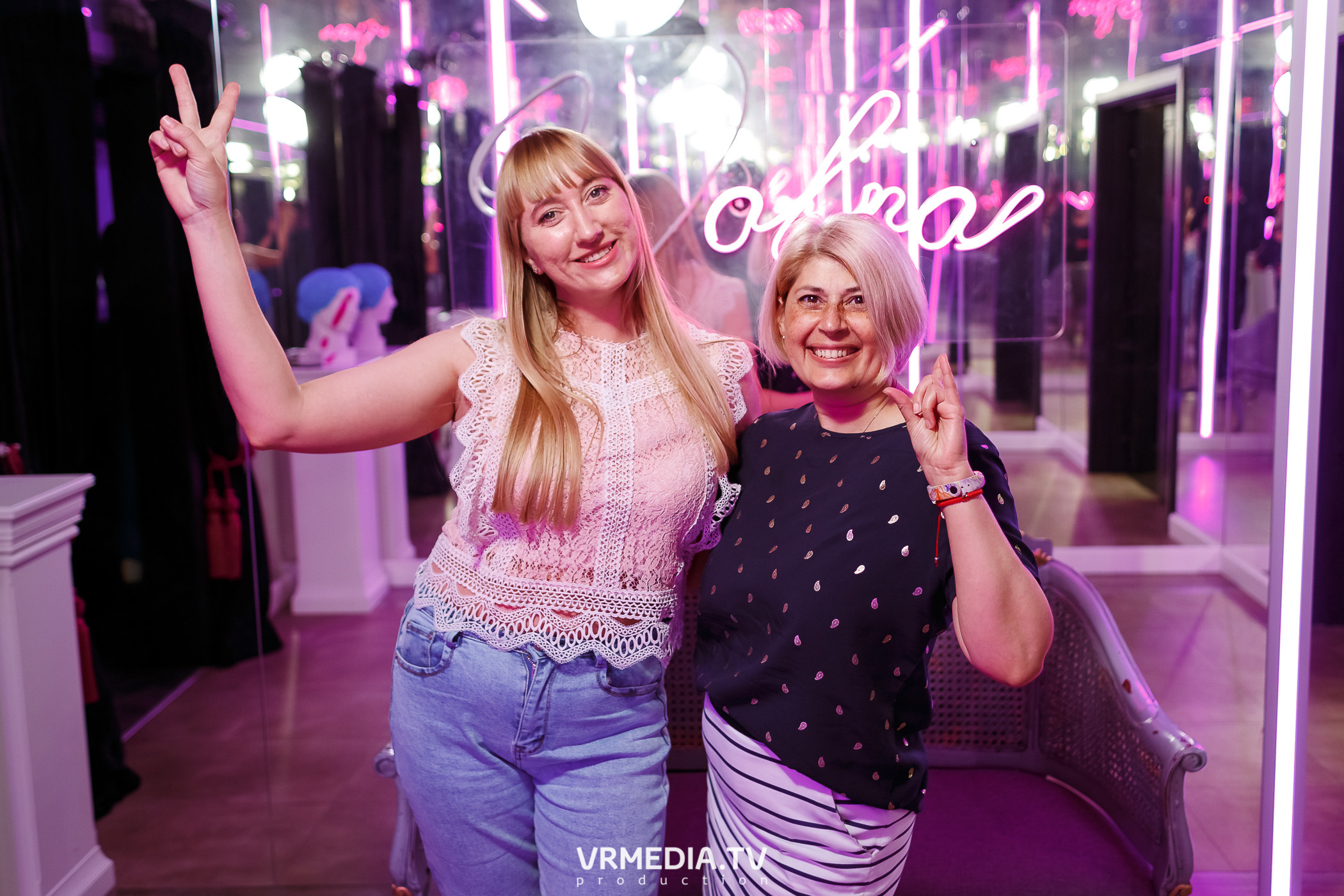 Золотая пятница. Вечеринка 90х в караоке-баре «Volna»