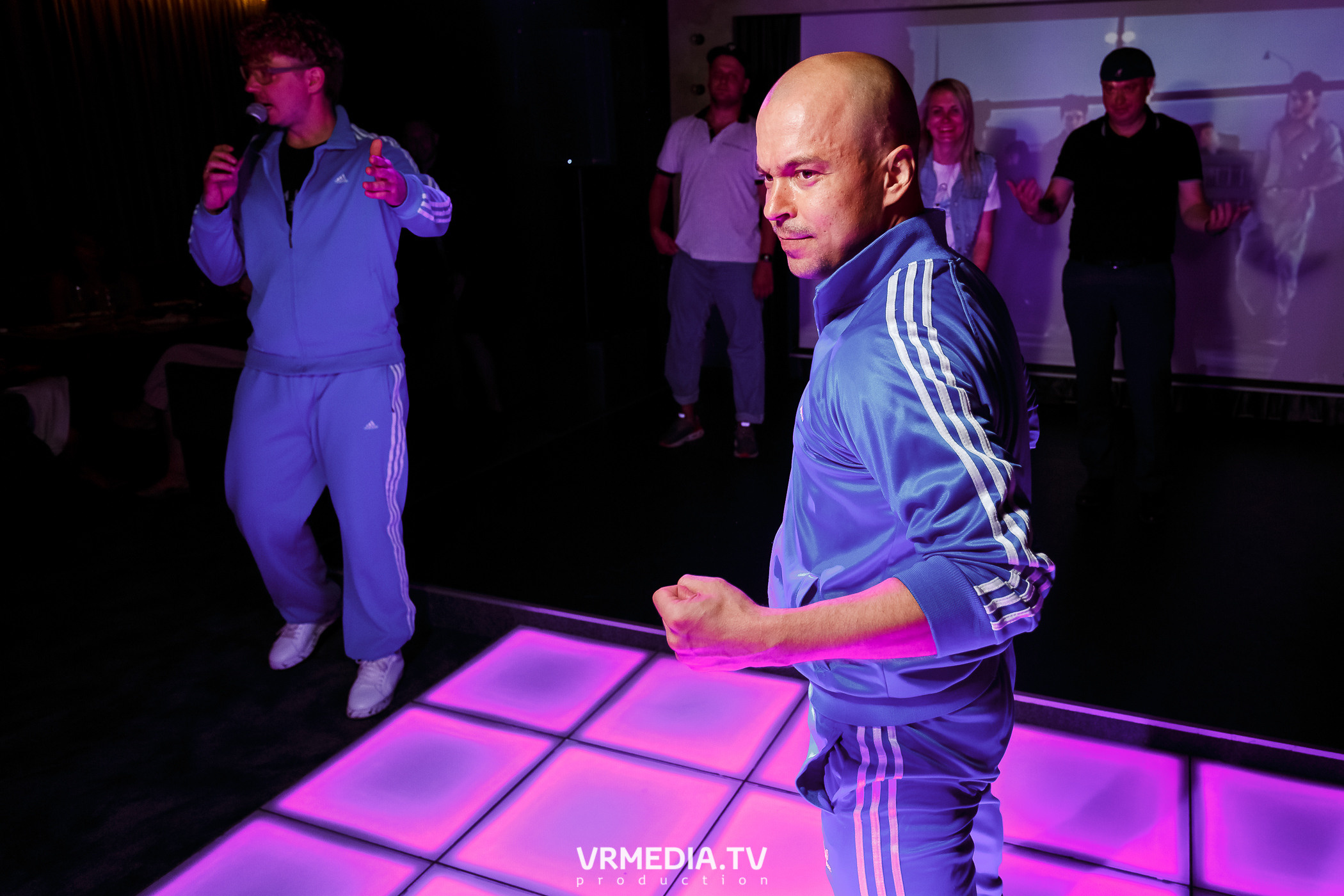 Золотая пятница. Вечеринка 90х в караоке-баре «Volna»