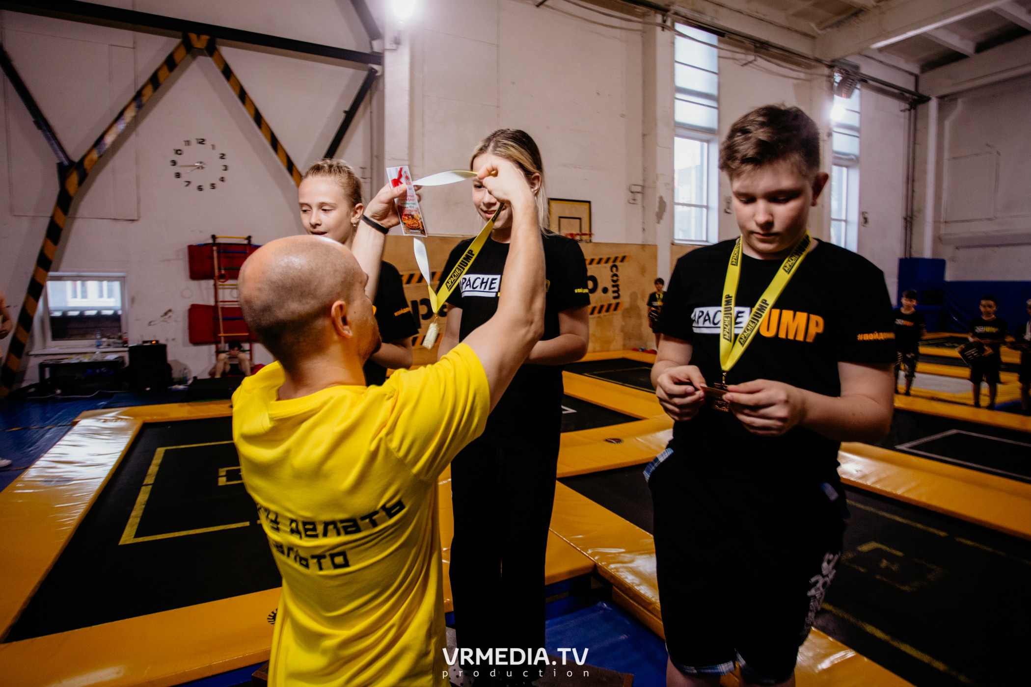 Соревнования по прыжкам на батуте в «Apache Jump»