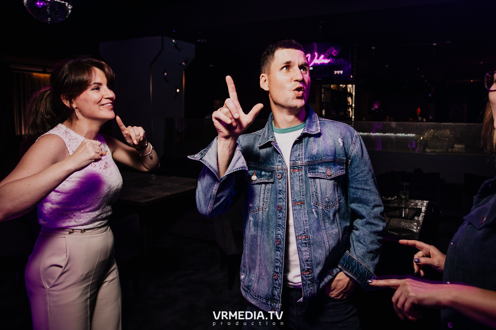 Пятничная вечеринка в караоке-баре «Volna»