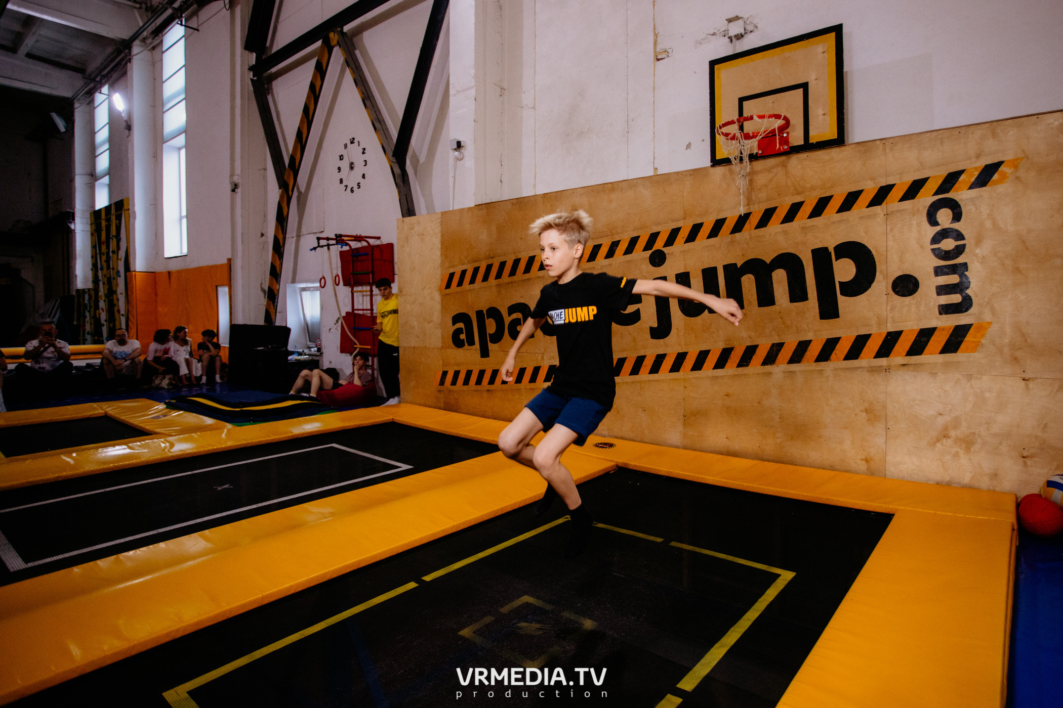 Соревнования по прыжкам на батуте в «Apache Jump»