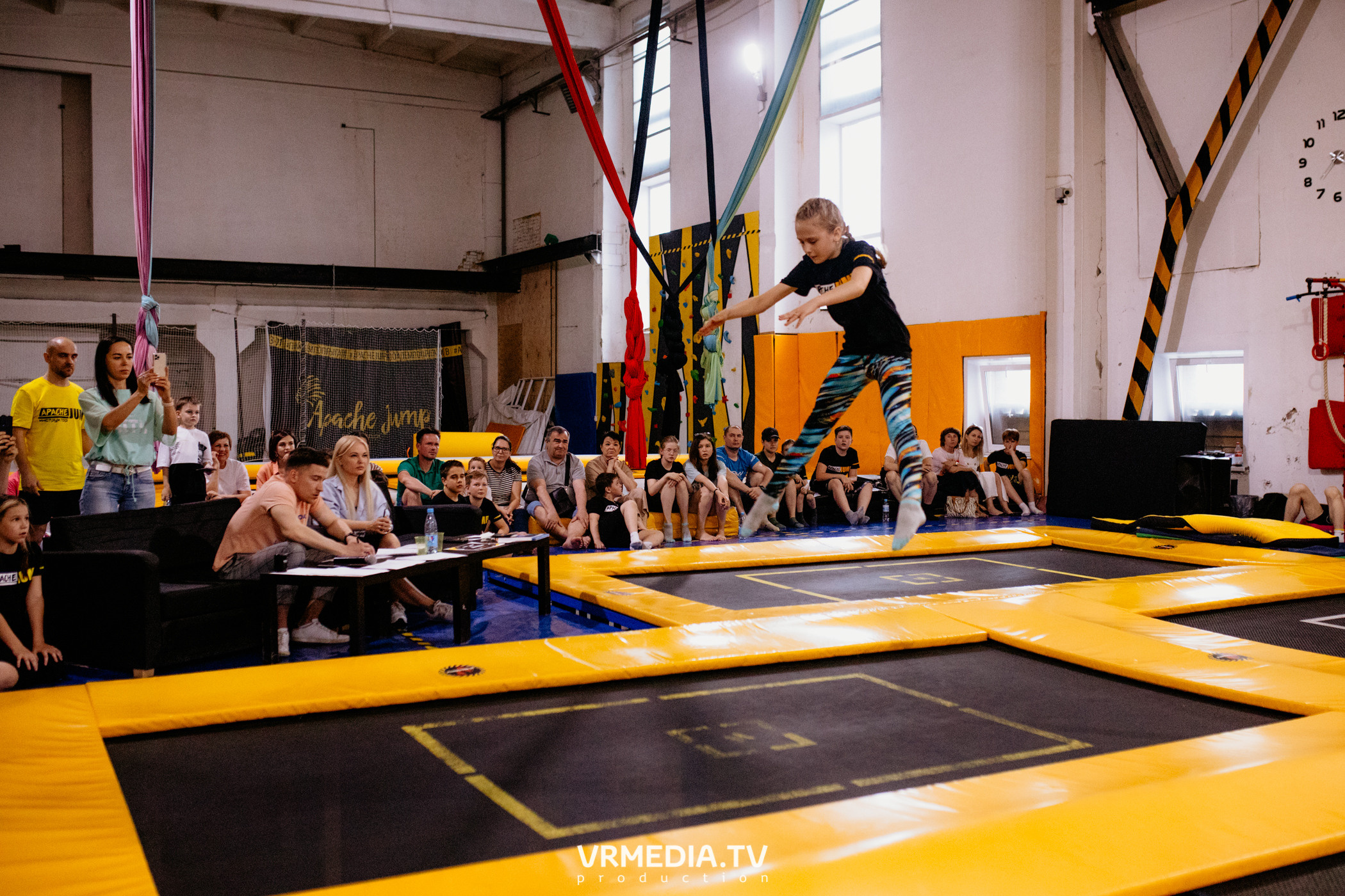 Соревнования по прыжкам на батуте в «Apache Jump»