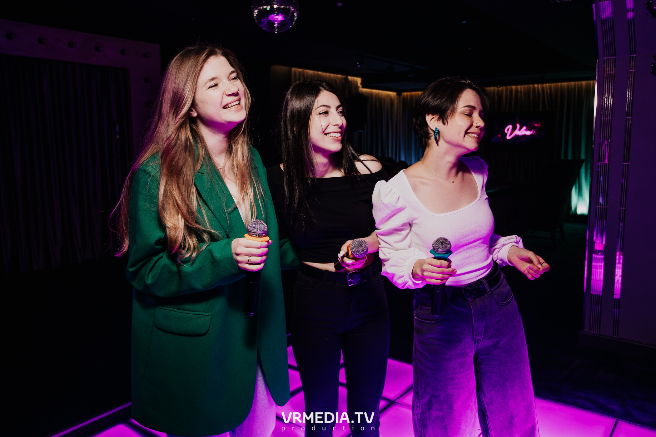 Пятничная вечеринка в караоке-баре «Volna»