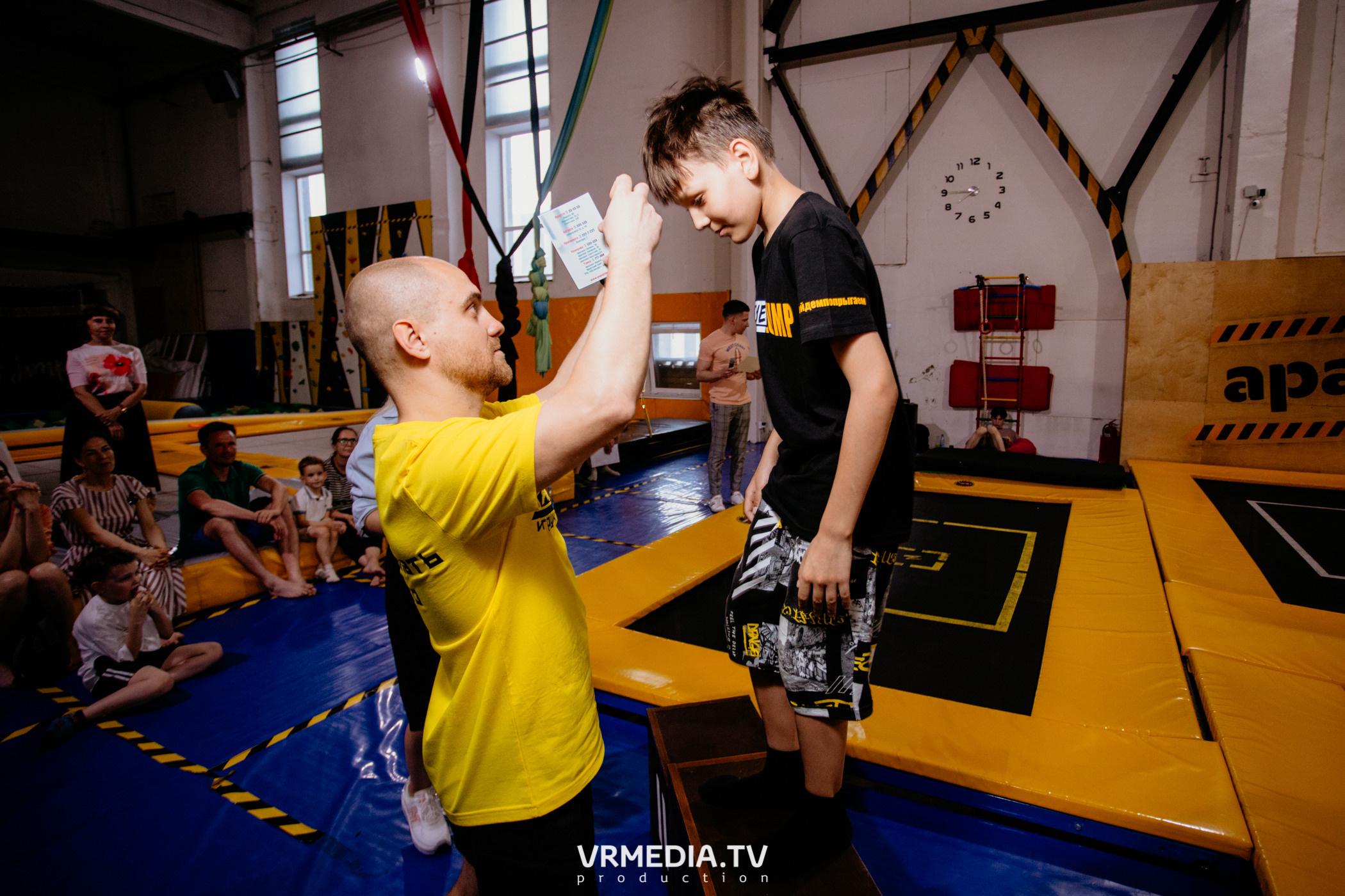 Соревнования по прыжкам на батуте в «Apache Jump»