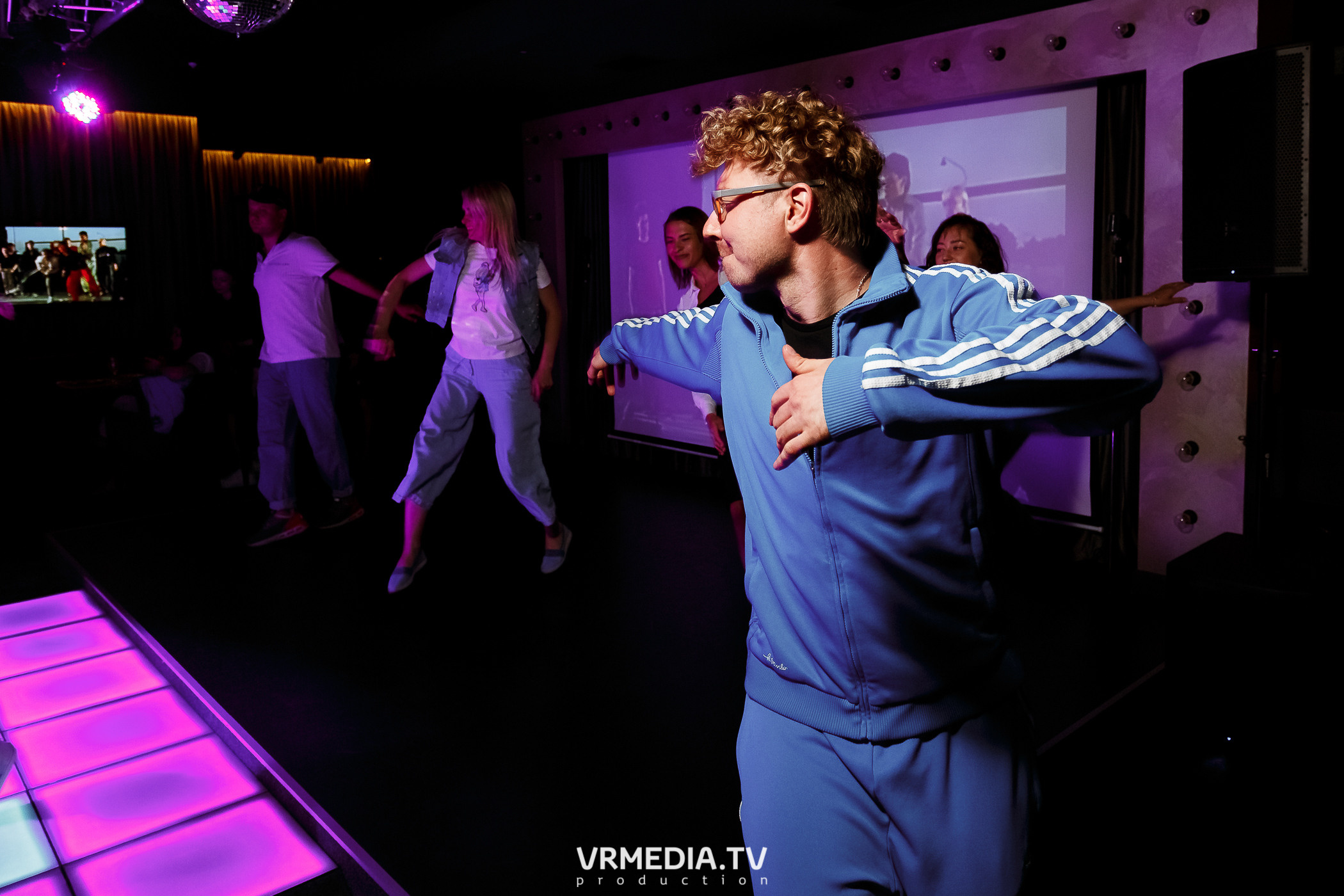 Золотая пятница. Вечеринка 90х в караоке-баре «Volna»