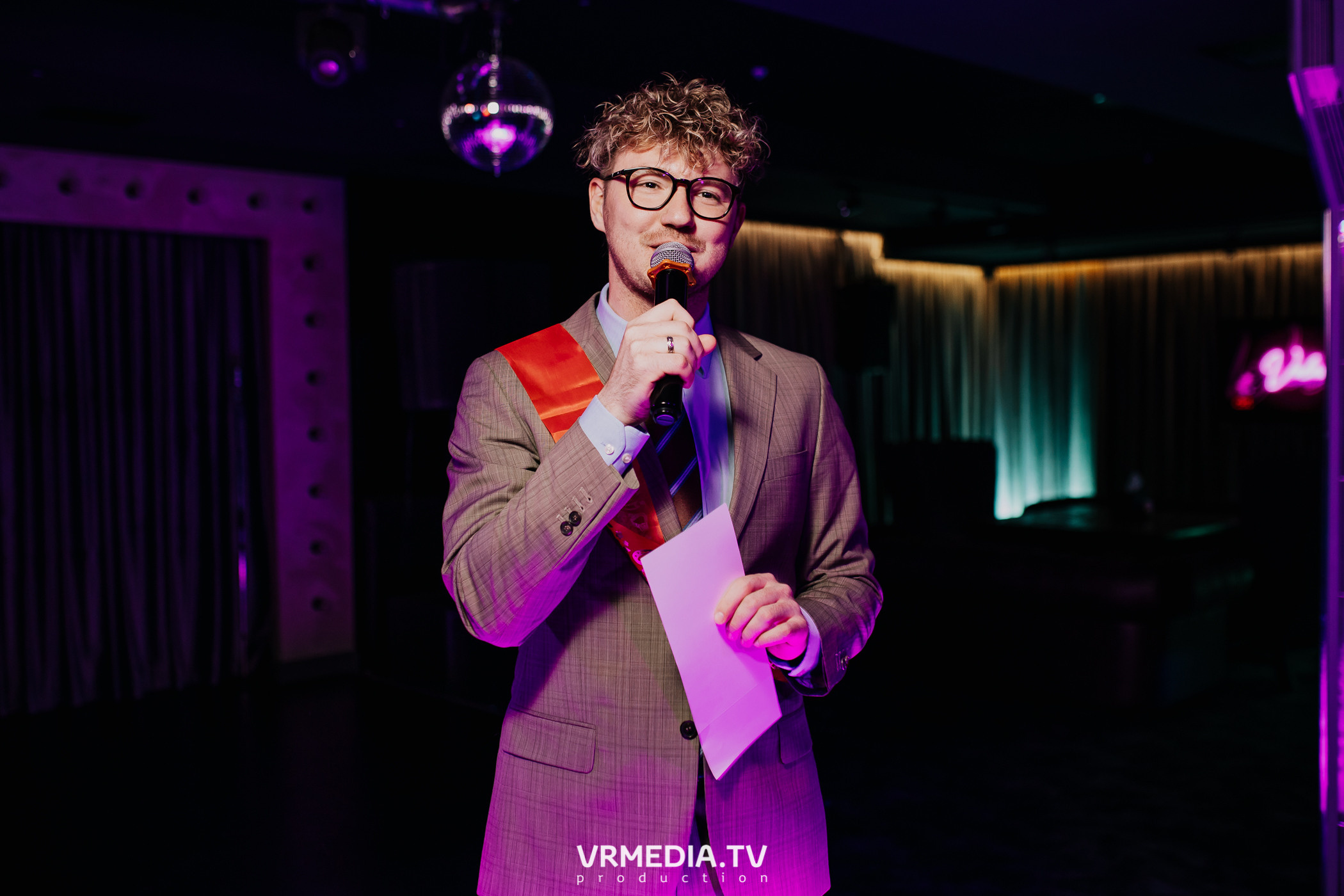 Пятничная вечеринка в караоке-баре «Volna»