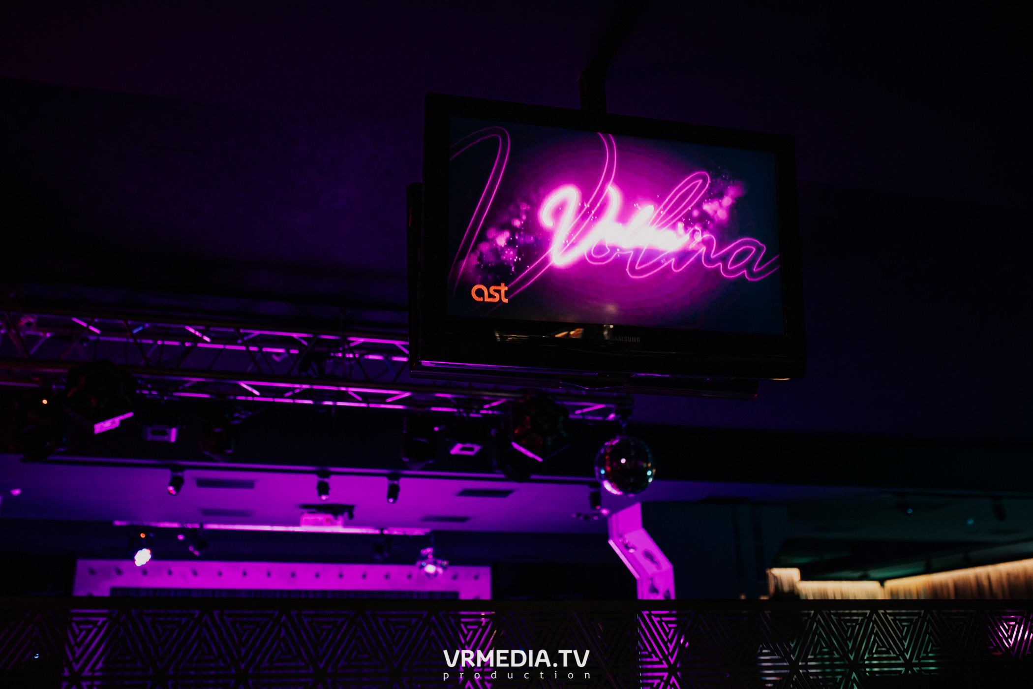 Пятничная вечеринка в караоке-баре «Volna»