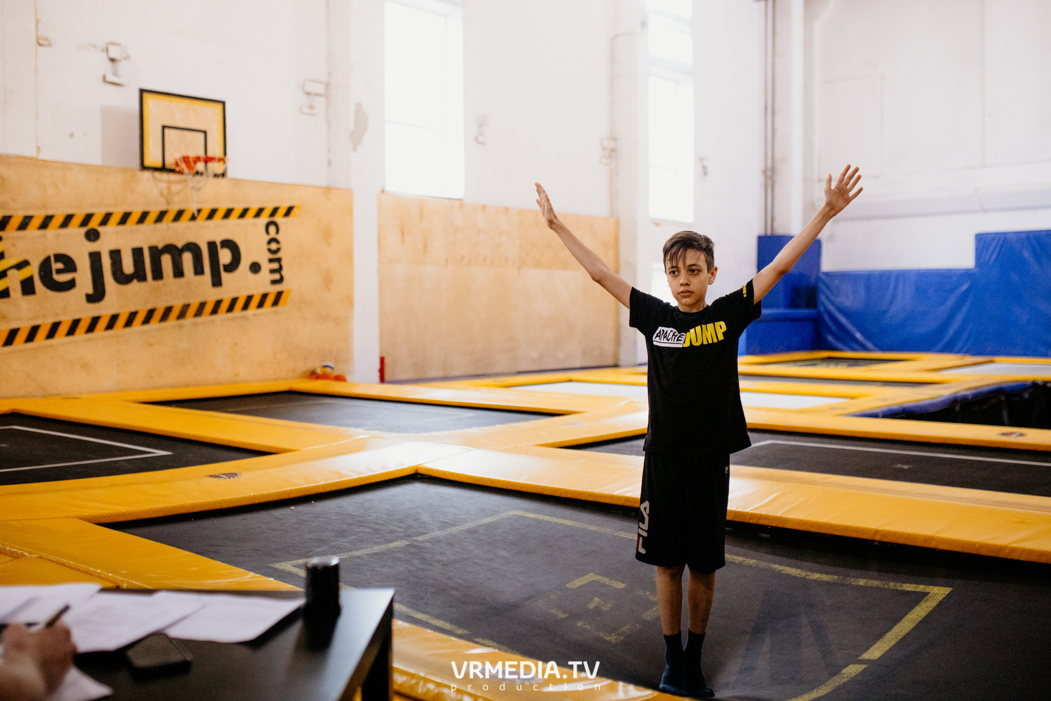 Соревнования по прыжкам на батуте в «Apache Jump»