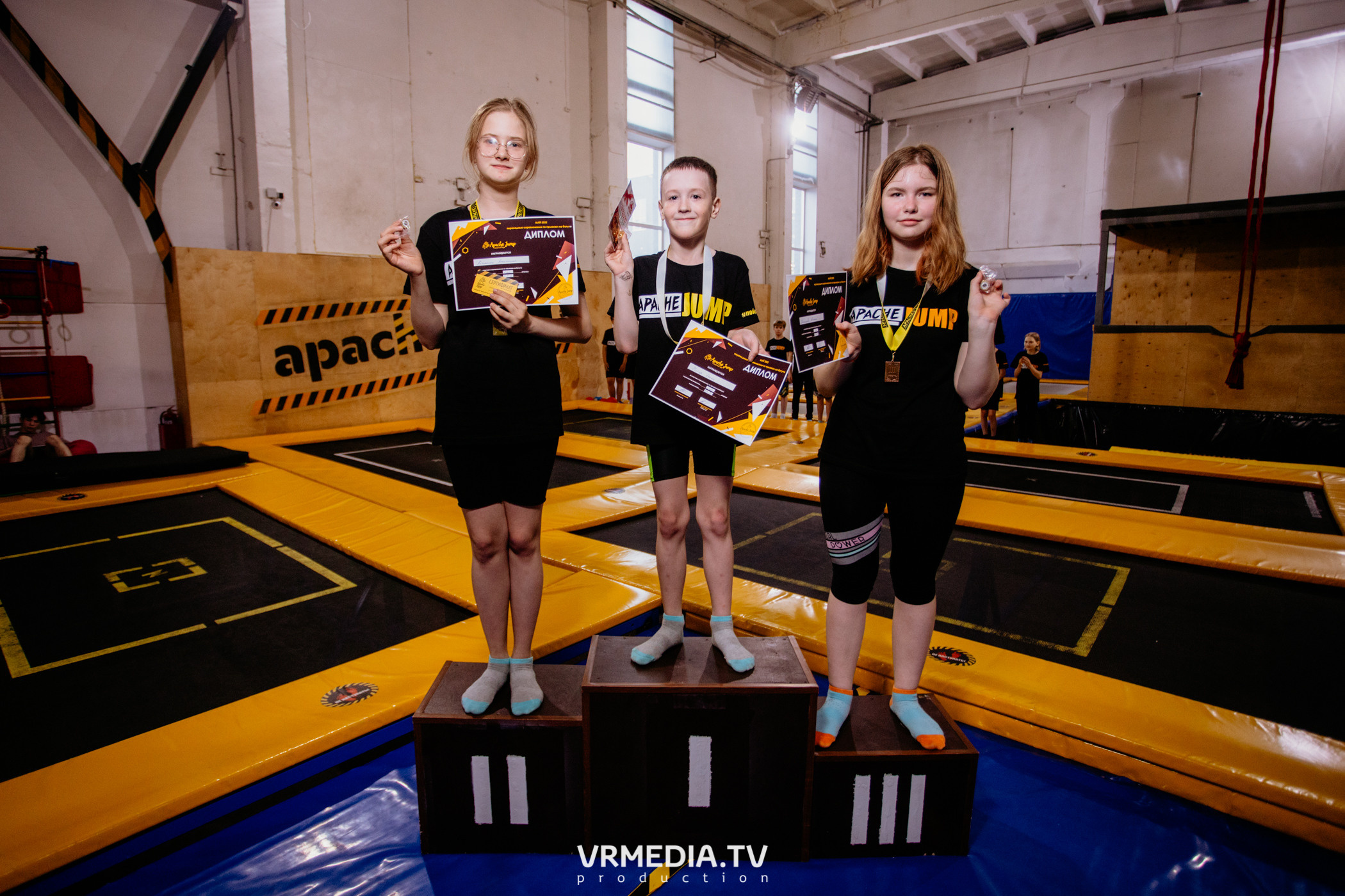 Соревнования по прыжкам на батуте в «Apache Jump»