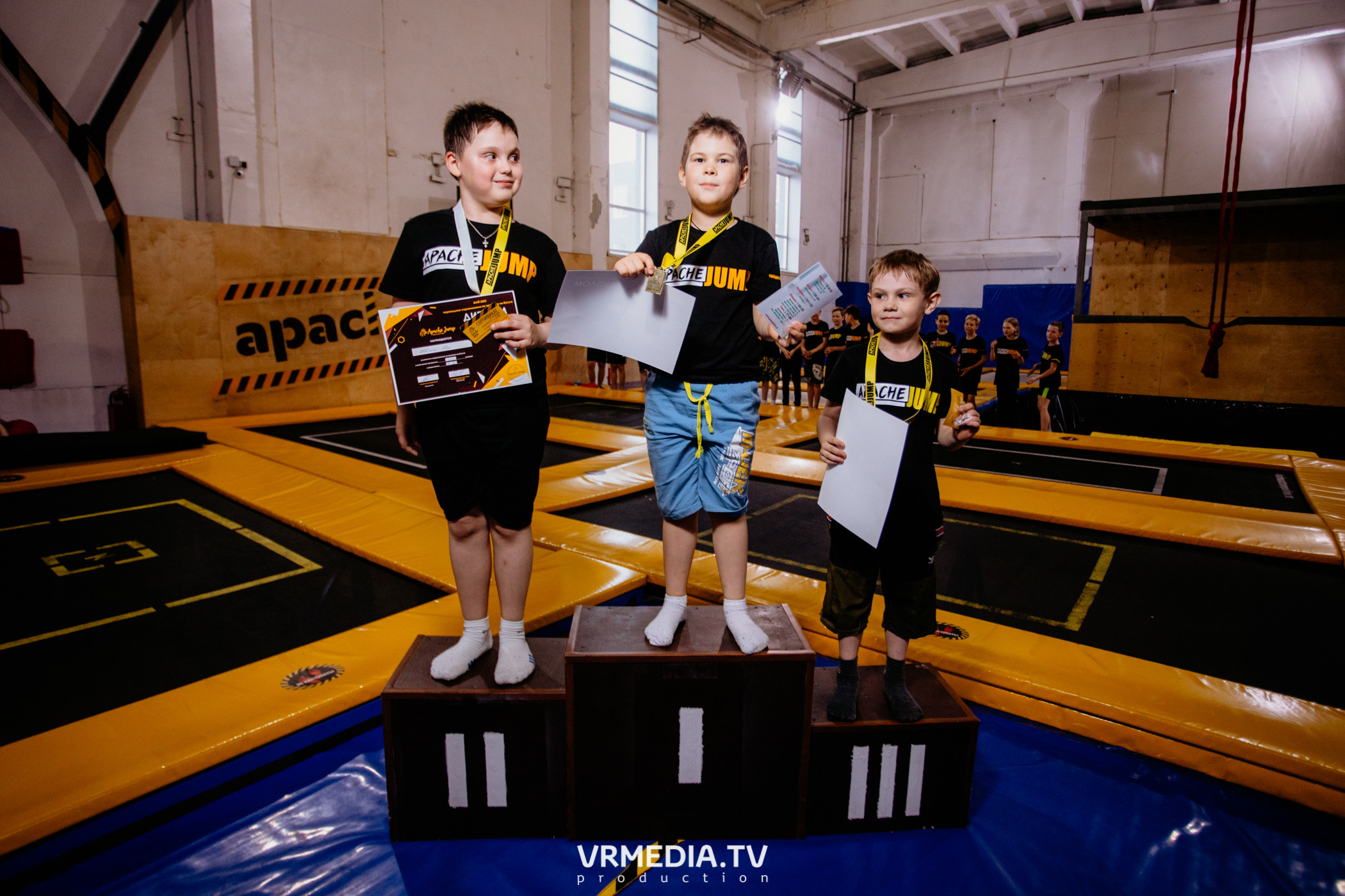 Соревнования по прыжкам на батуте в «Apache Jump»