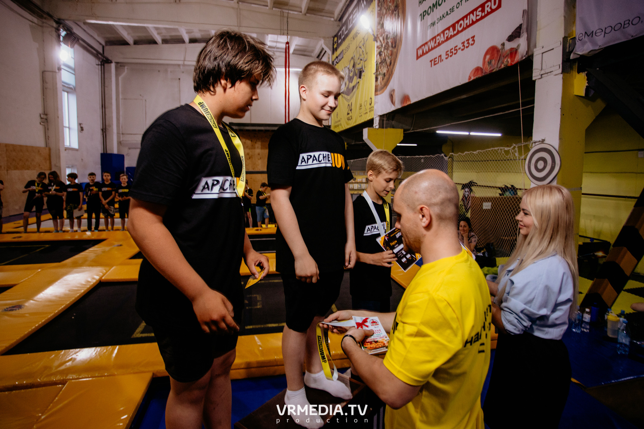 Соревнования по прыжкам на батуте в «Apache Jump»