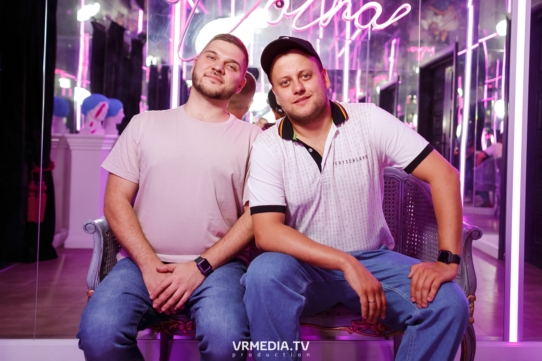 Золотая пятница. Вечеринка 90х в караоке-баре «Volna»