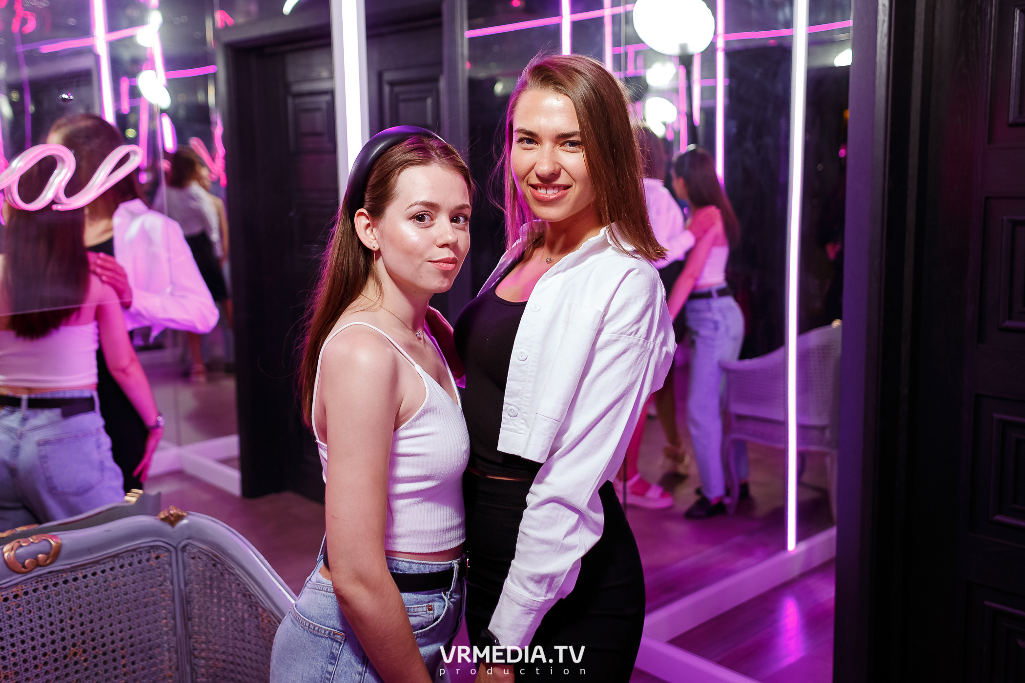 Золотая пятница. Вечеринка 90х в караоке-баре «Volna»