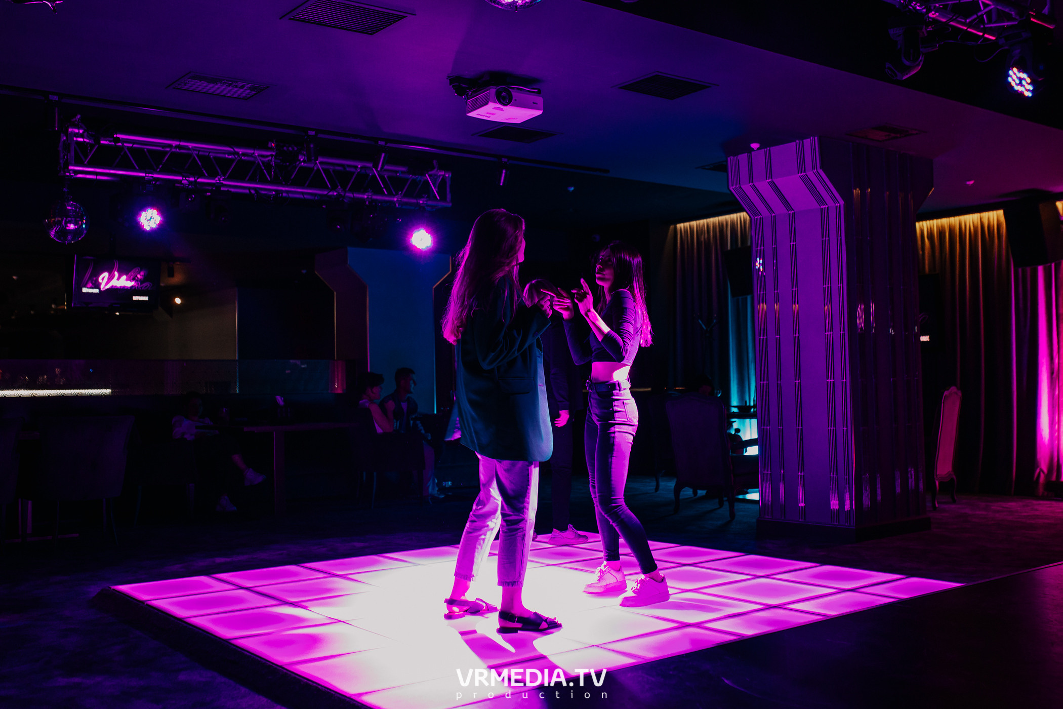 Пятничная вечеринка в караоке-баре «Volna»