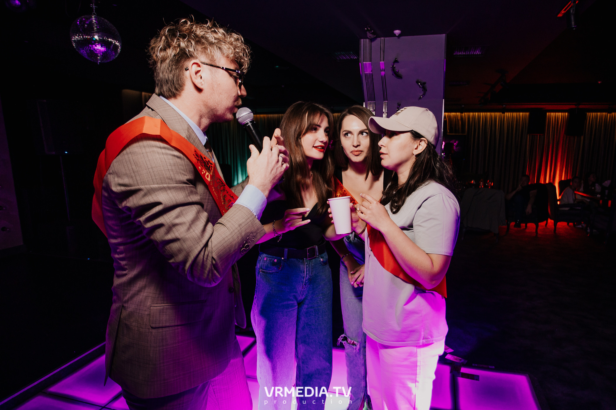 Пятничная вечеринка в караоке-баре «Volna»