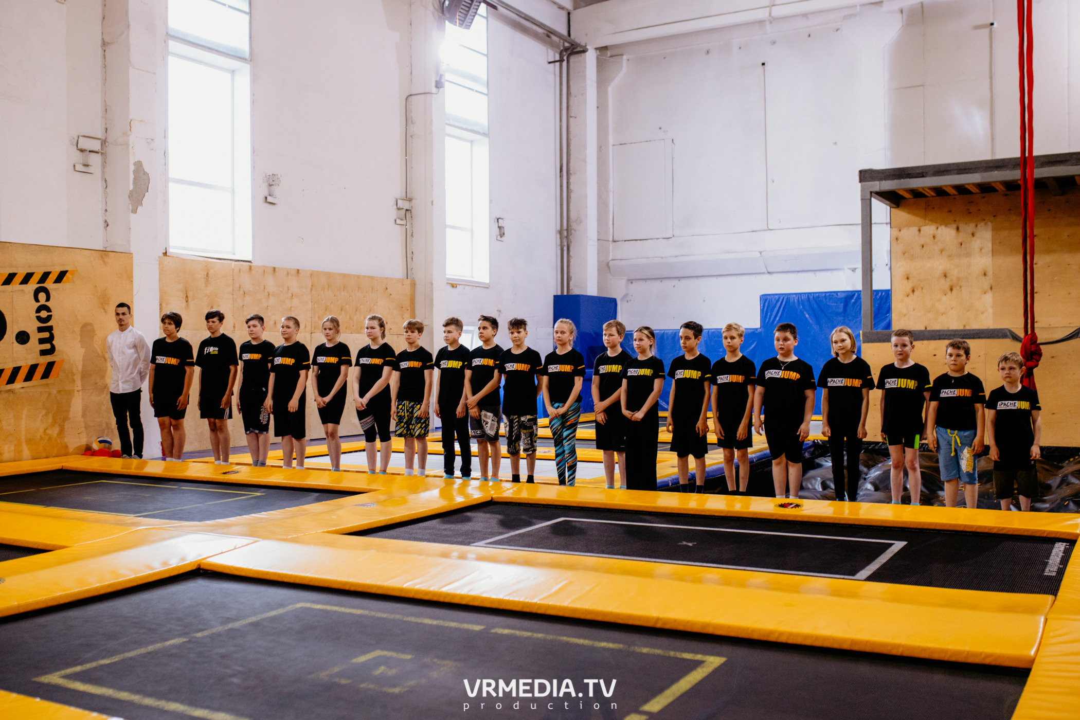 Соревнования по прыжкам на батуте в «Apache Jump»