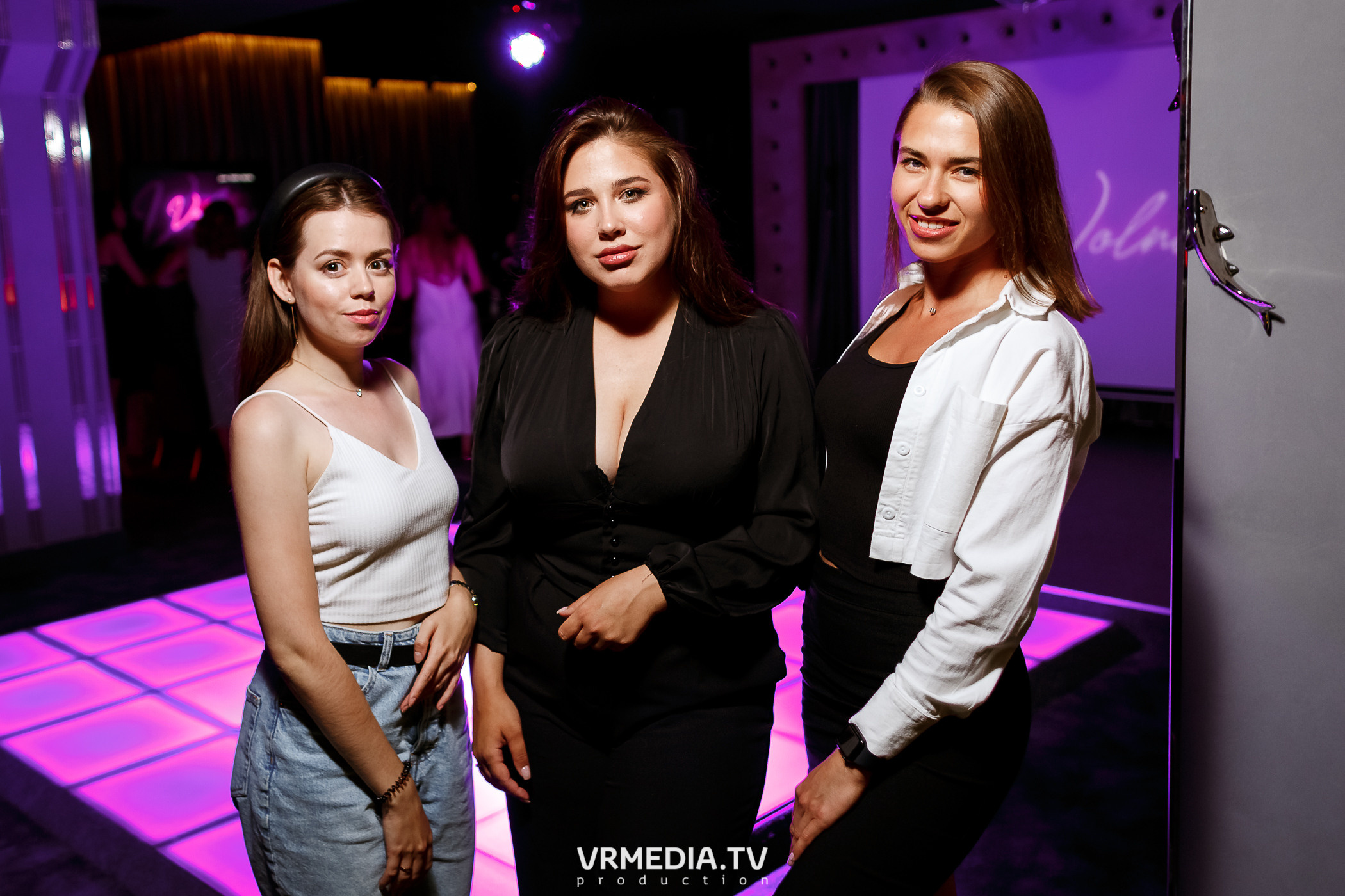 Золотая пятница. Вечеринка 90х в караоке-баре «Volna»