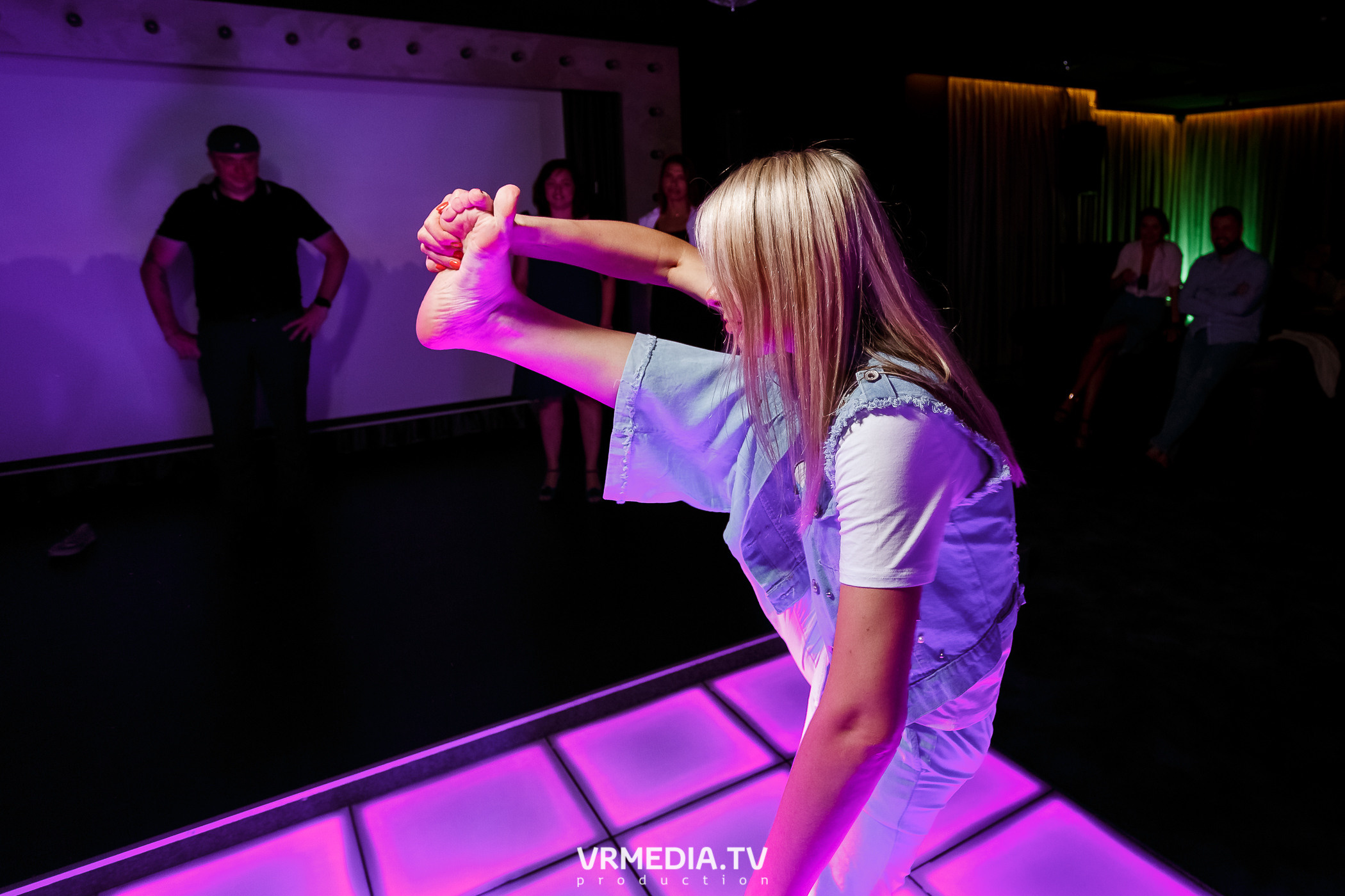 Золотая пятница. Вечеринка 90х в караоке-баре «Volna»