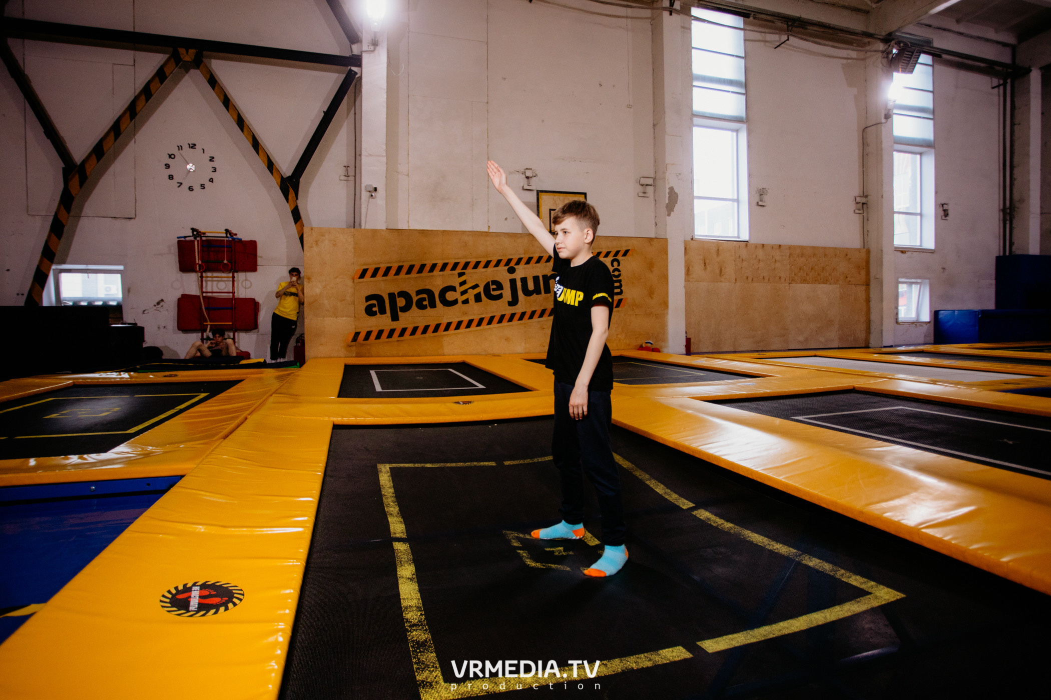 Соревнования по прыжкам на батуте в «Apache Jump»