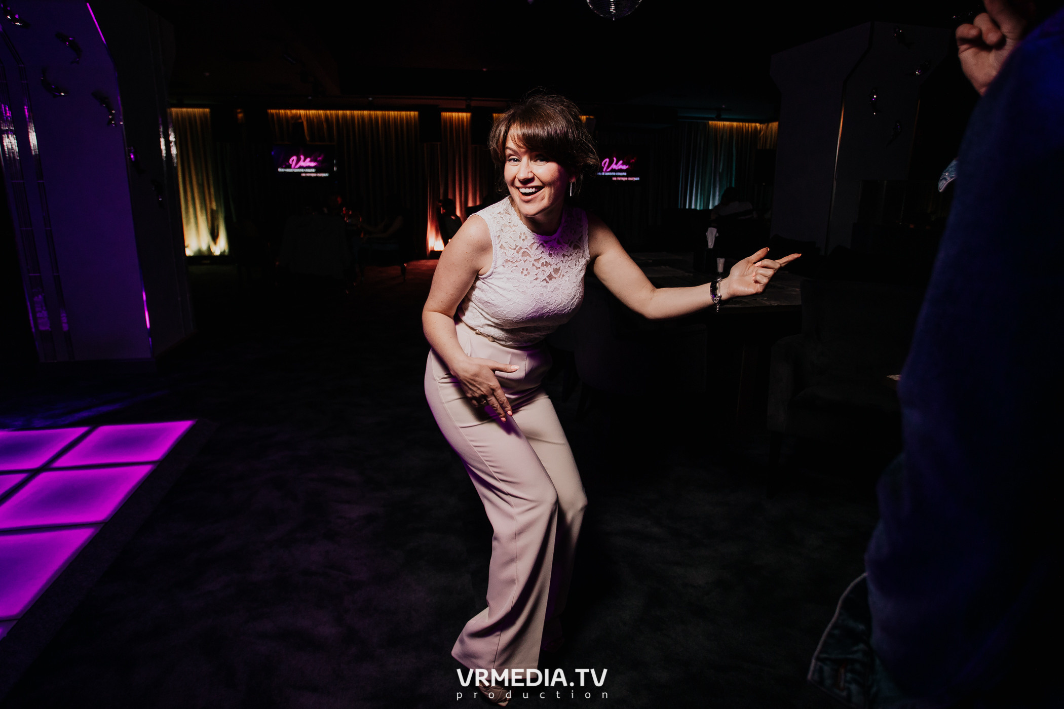 Пятничная вечеринка в караоке-баре «Volna»