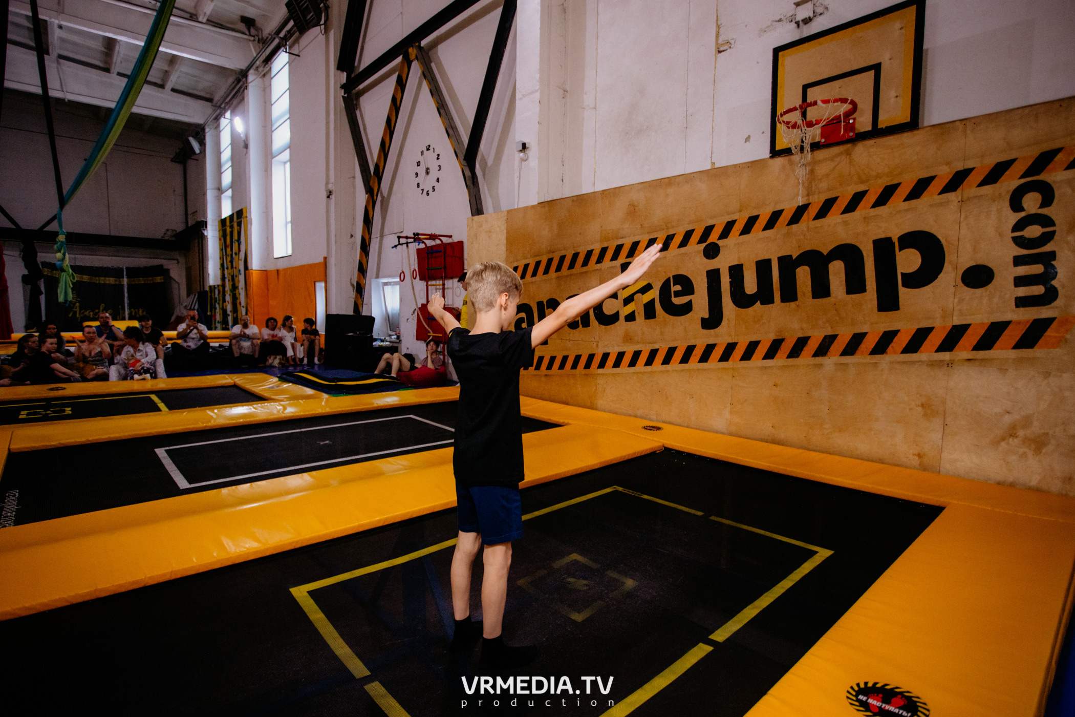Соревнования по прыжкам на батуте в «Apache Jump»