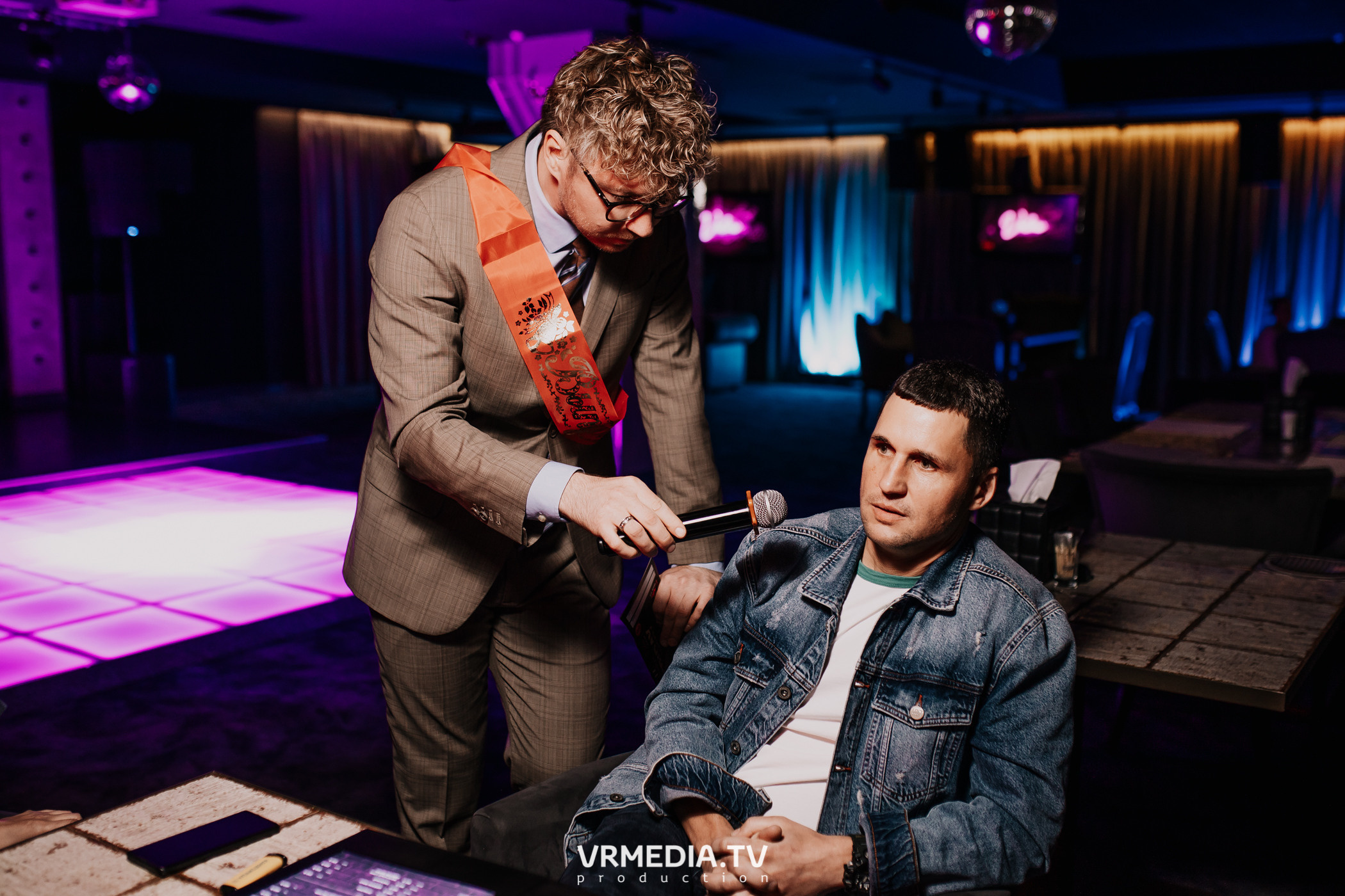 Пятничная вечеринка в караоке-баре «Volna»