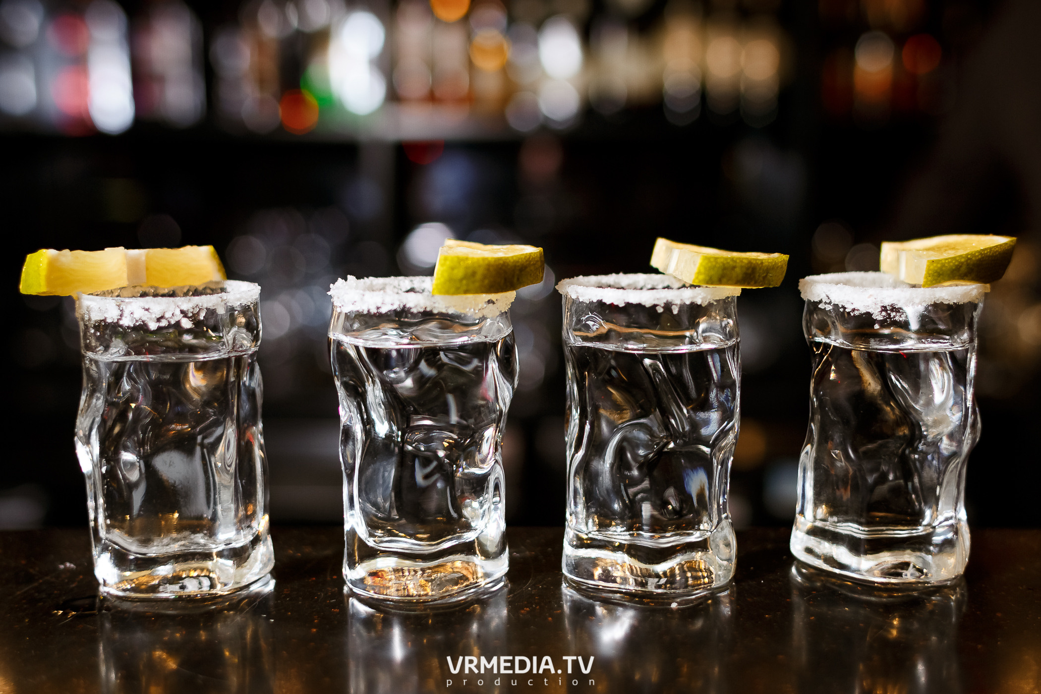 Золотая пятница. Вечеринка 90х в караоке-баре «Volna»