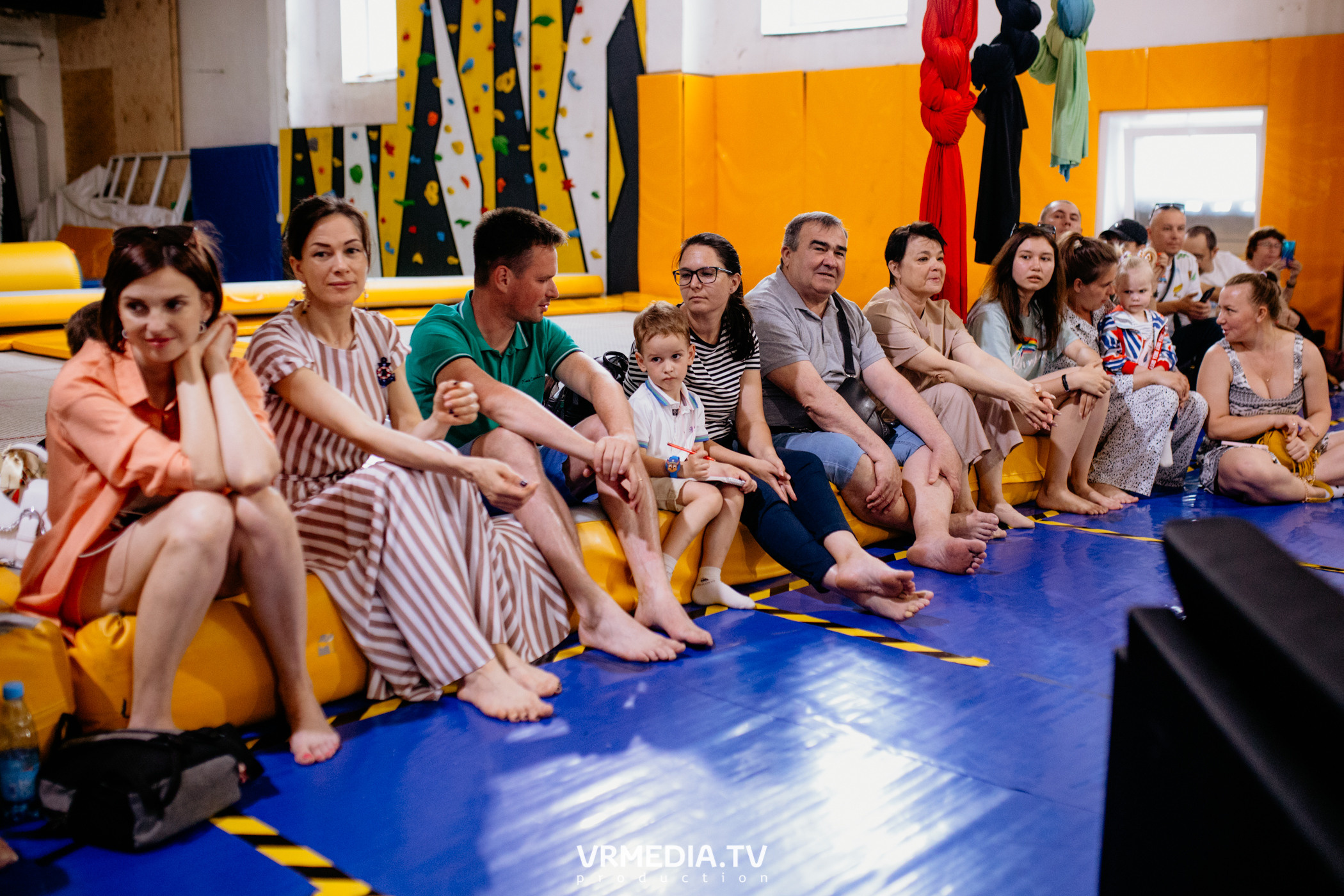 Соревнования по прыжкам на батуте в «Apache Jump»