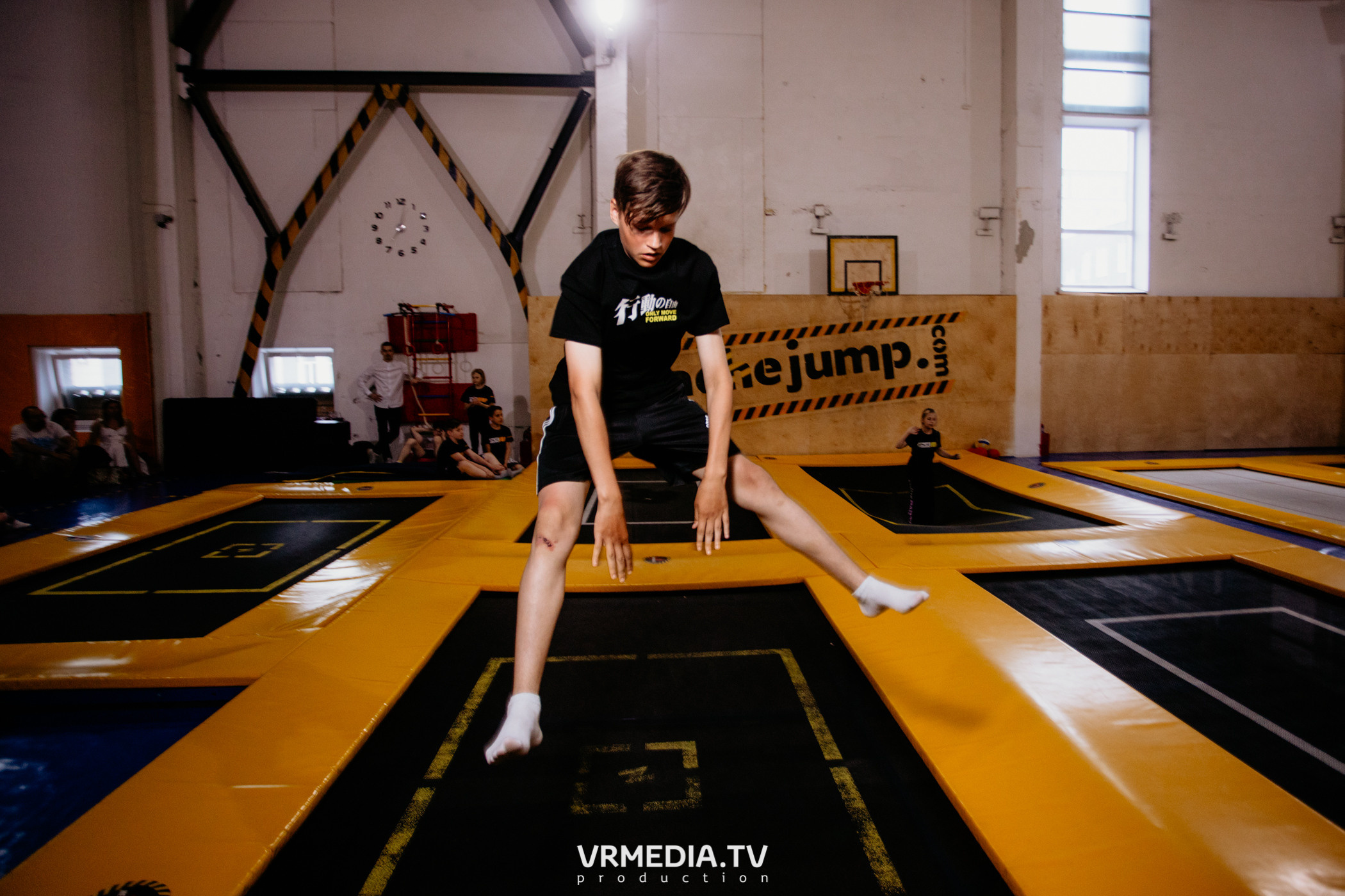 Соревнования по прыжкам на батуте в «Apache Jump»