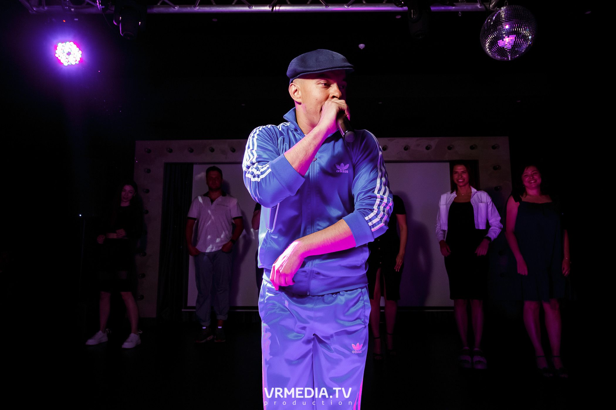 Золотая пятница. Вечеринка 90х в караоке-баре «Volna»