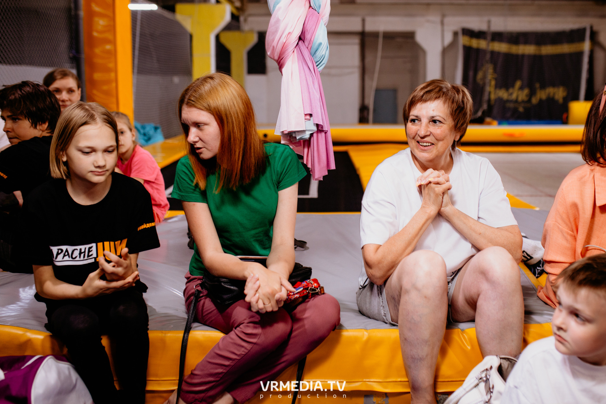 Соревнования по прыжкам на батуте в «Apache Jump»