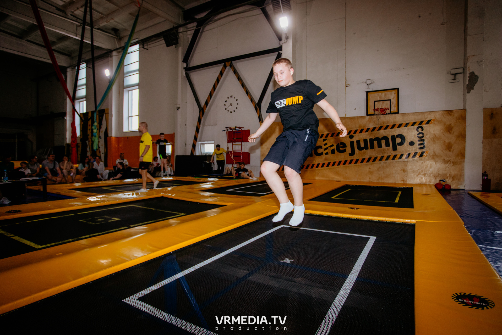 Соревнования по прыжкам на батуте в «Apache Jump»