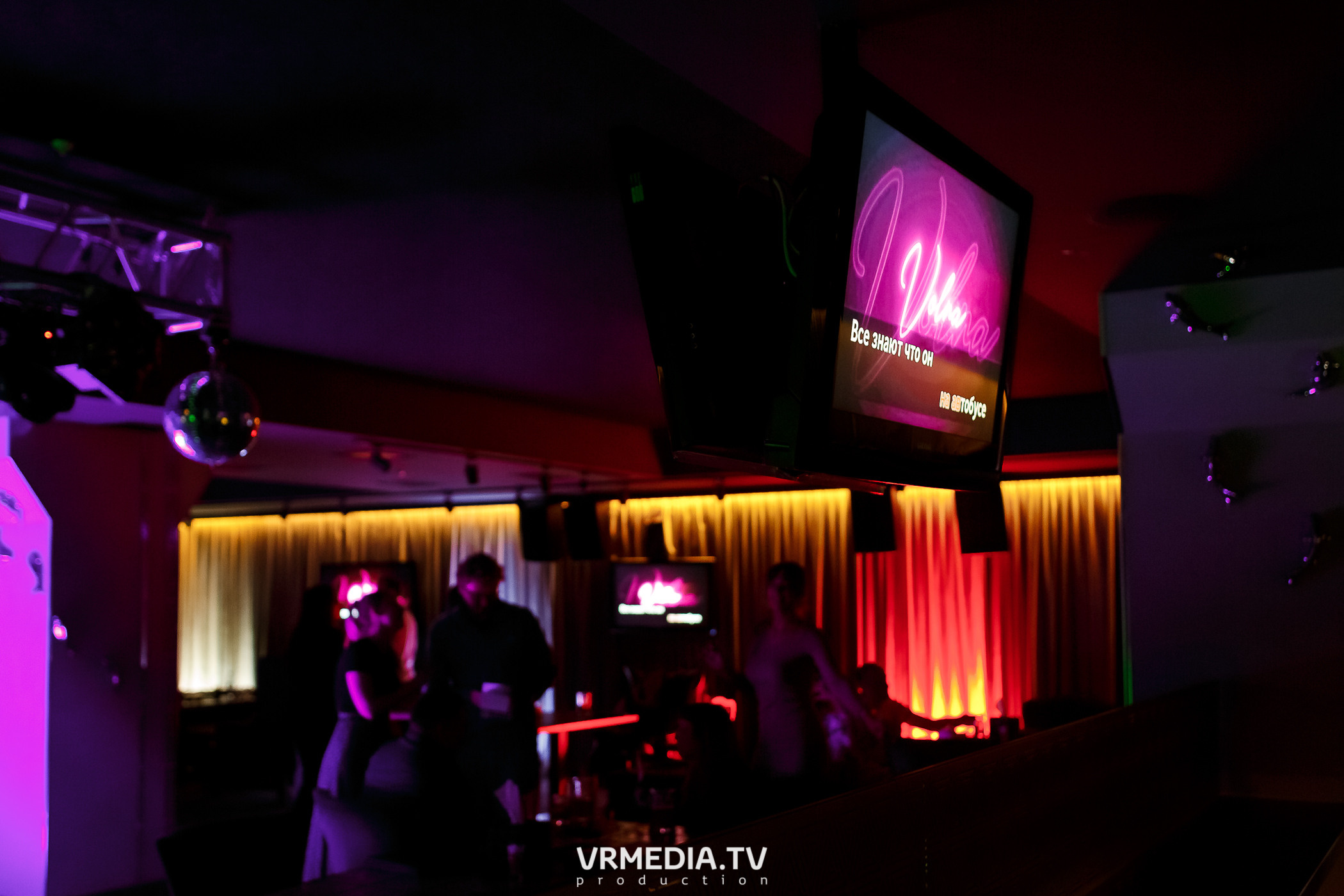 Золотая пятница. Вечеринка 90х в караоке-баре «Volna»