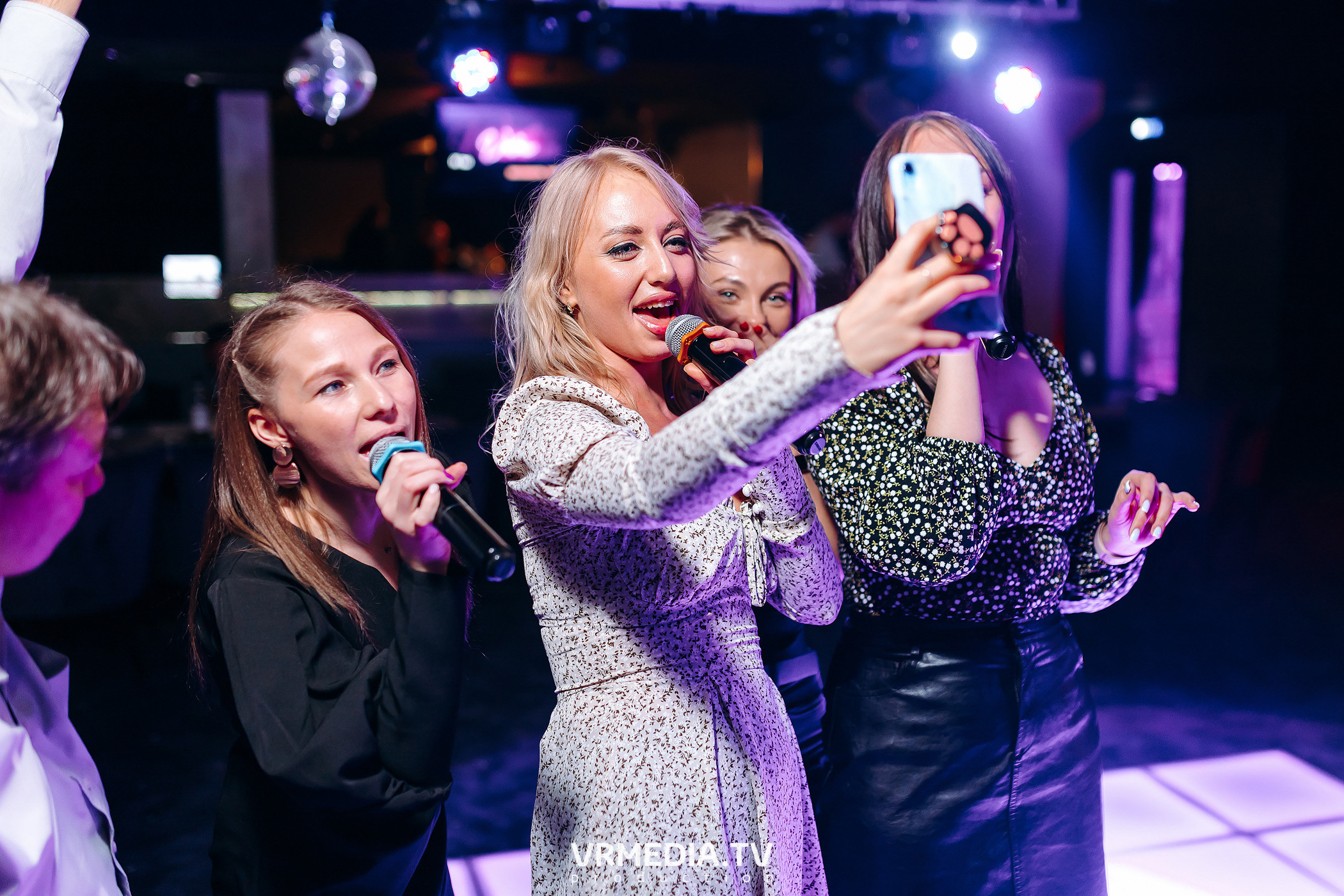 Колесо фортуны в караоке-баре «Volna»