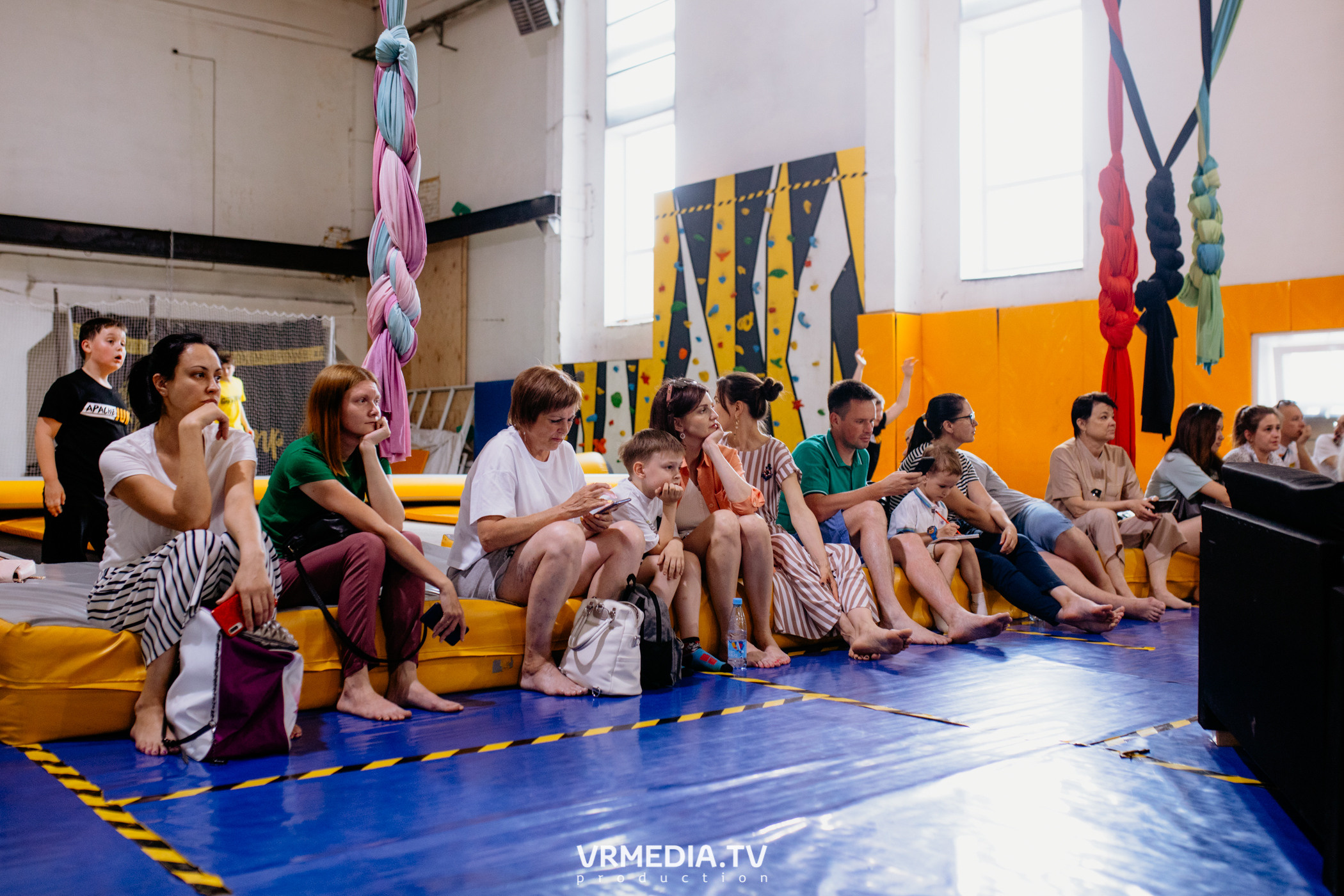 Соревнования по прыжкам на батуте в «Apache Jump»