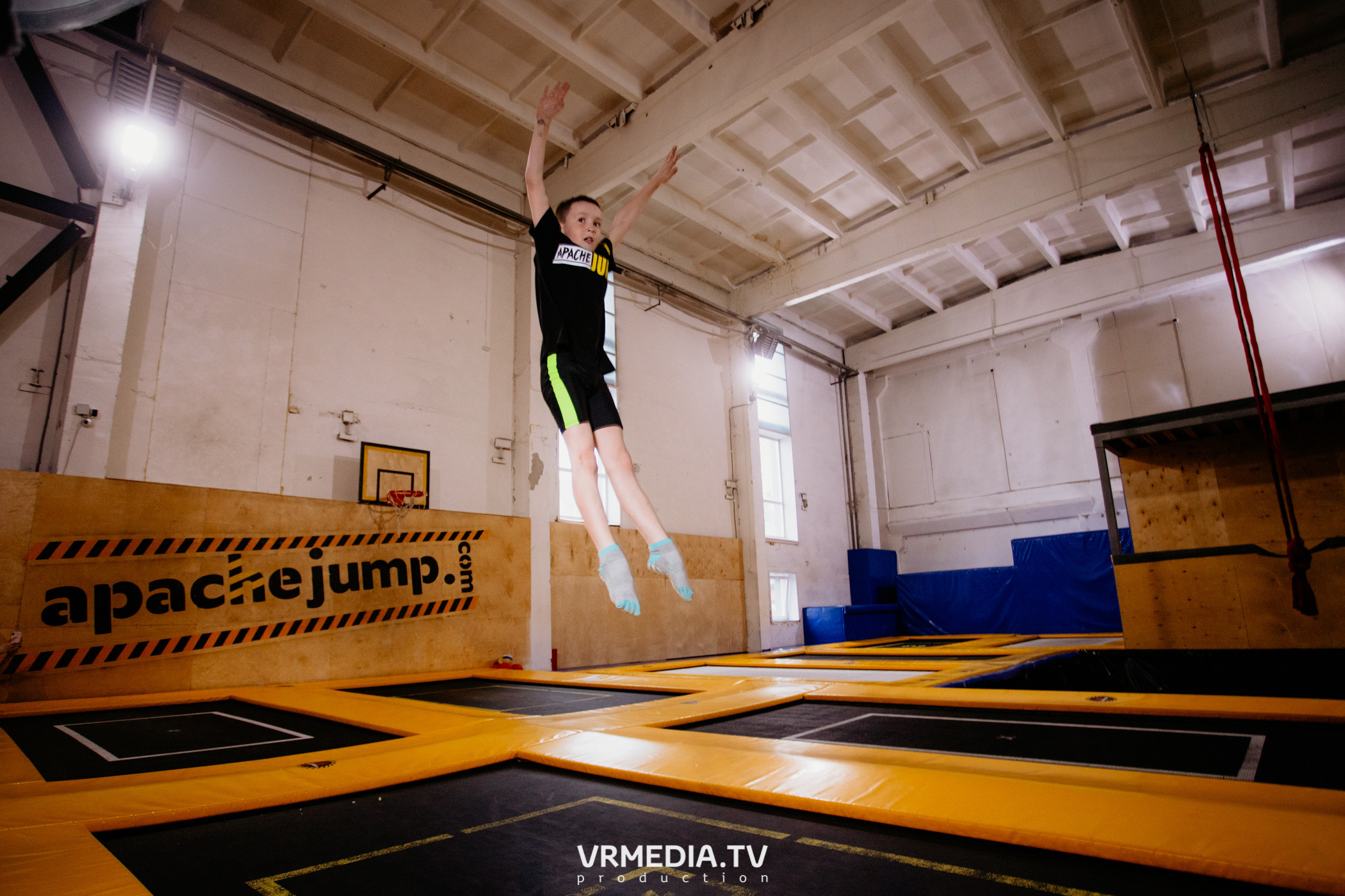 Соревнования по прыжкам на батуте в «Apache Jump»