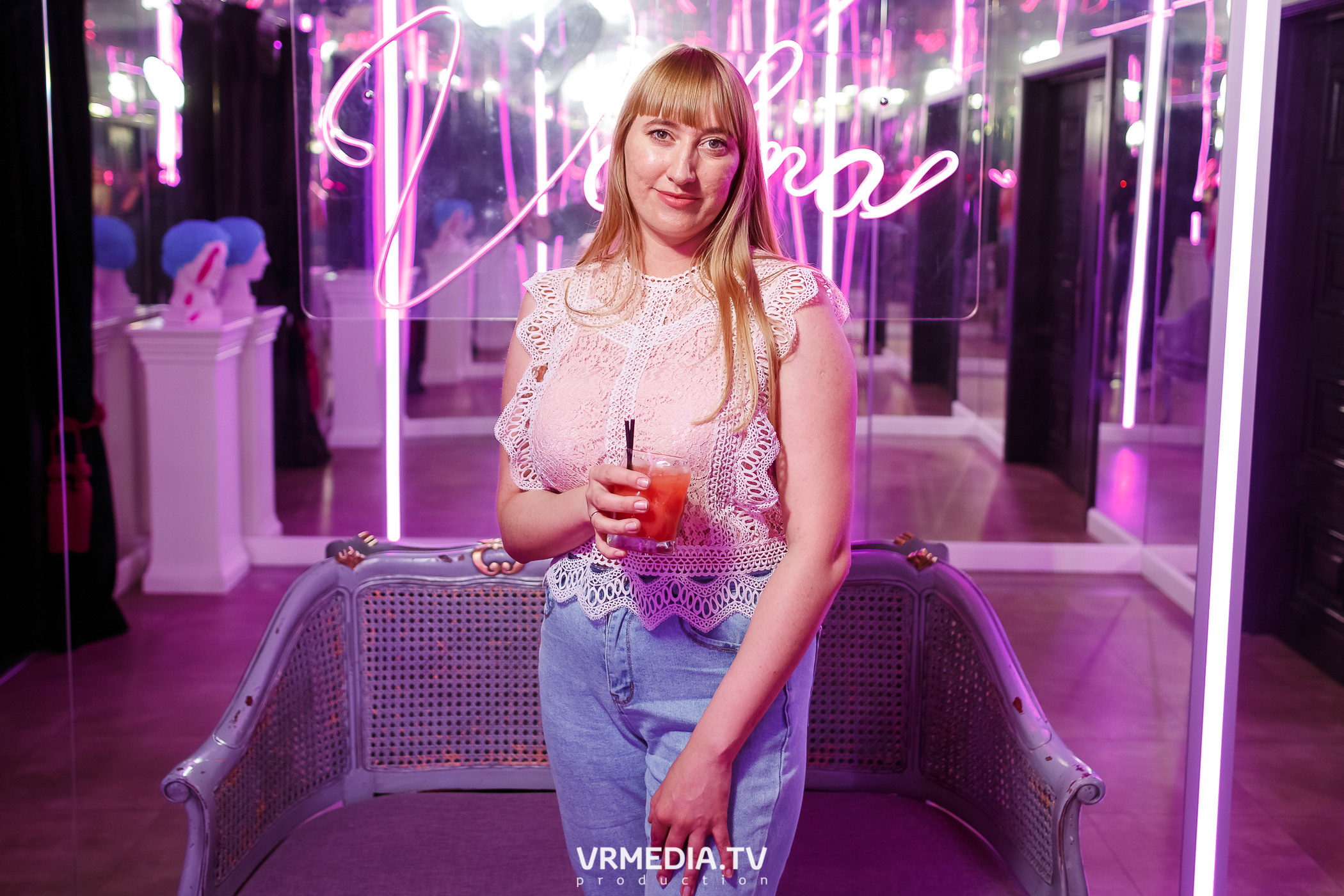 Золотая пятница. Вечеринка 90х в караоке-баре «Volna»