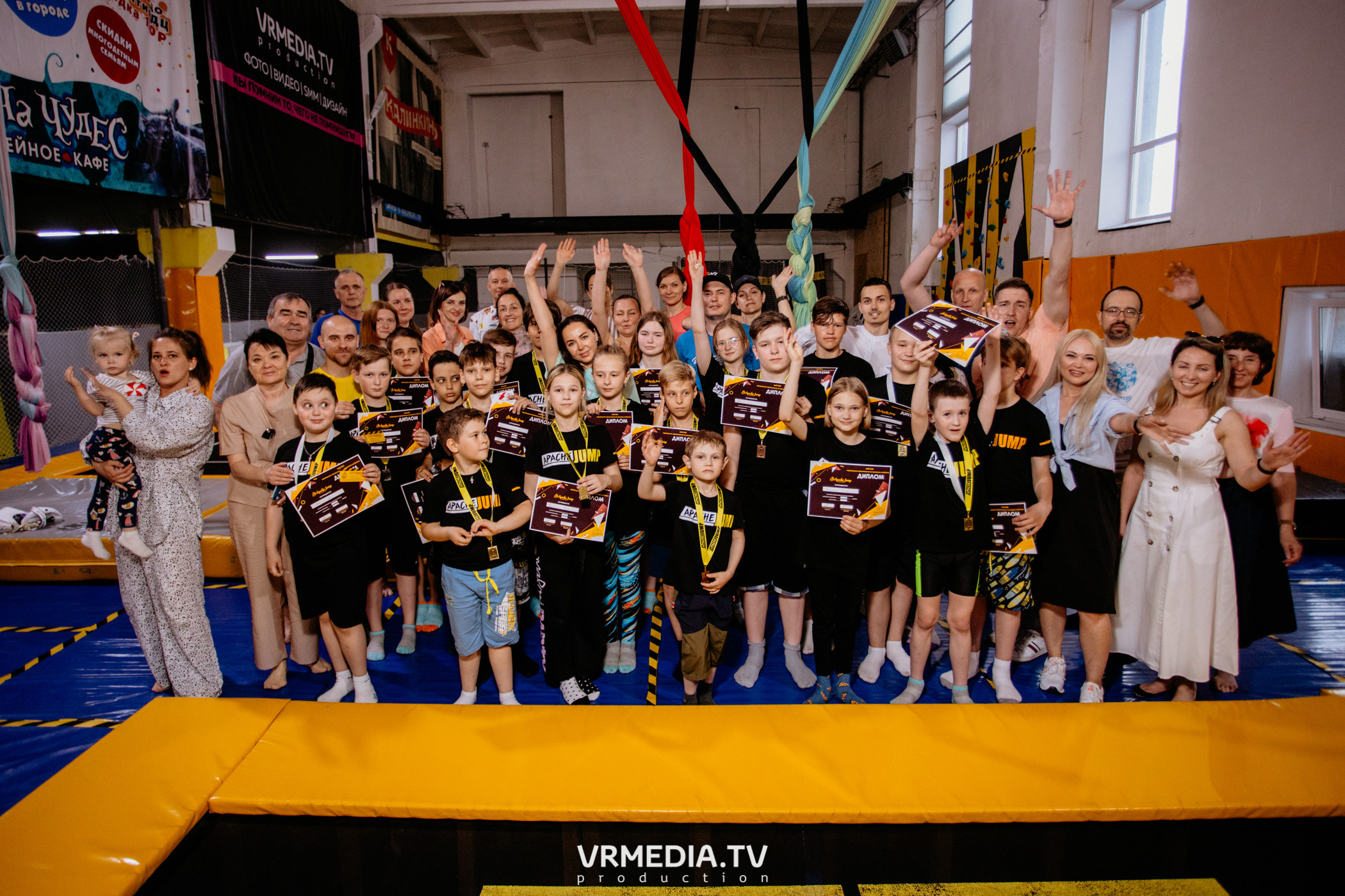 Соревнования по прыжкам на батуте в «Apache Jump»