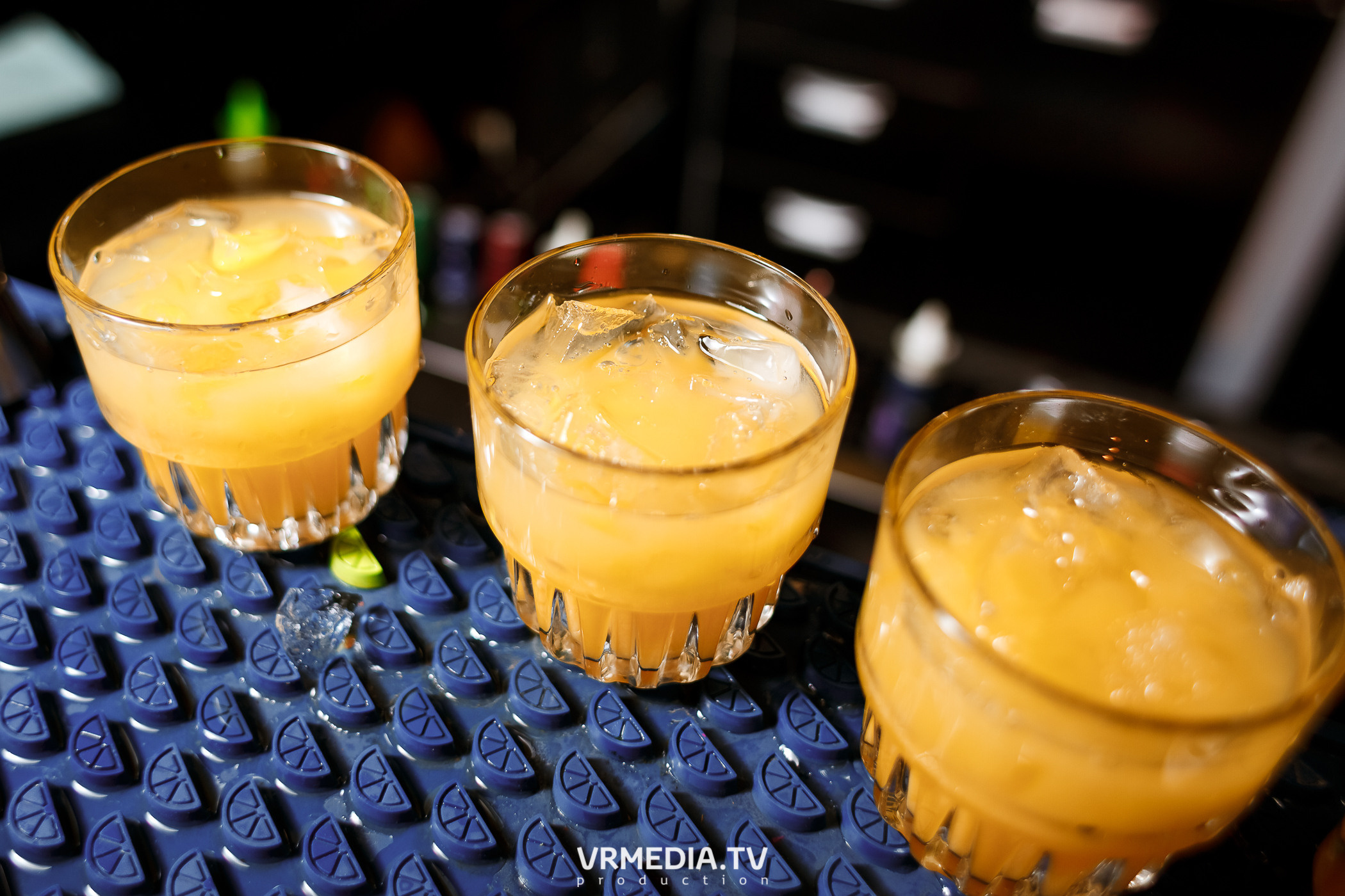 Золотая пятница. Вечеринка 90х в караоке-баре «Volna»