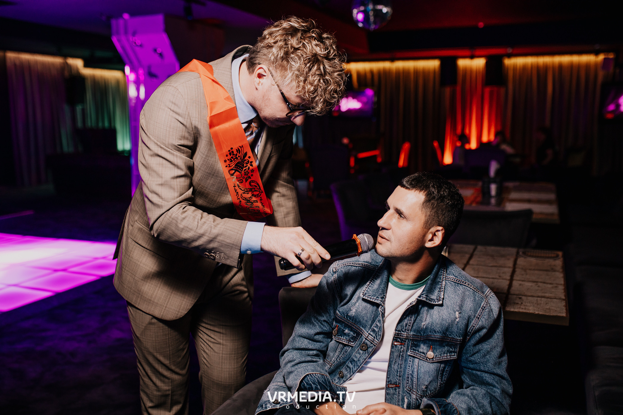 Пятничная вечеринка в караоке-баре «Volna»