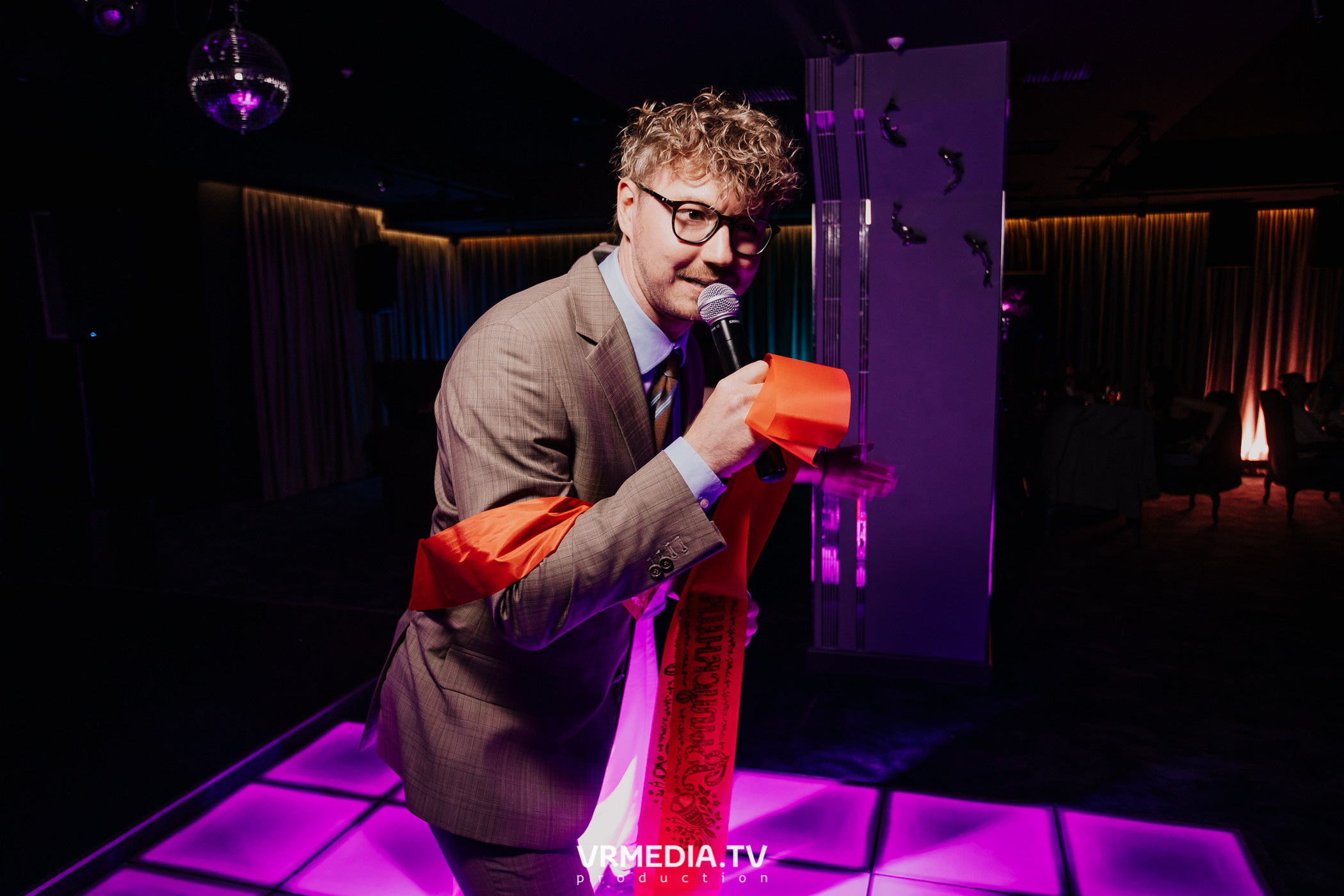 Пятничная вечеринка в караоке-баре «Volna»