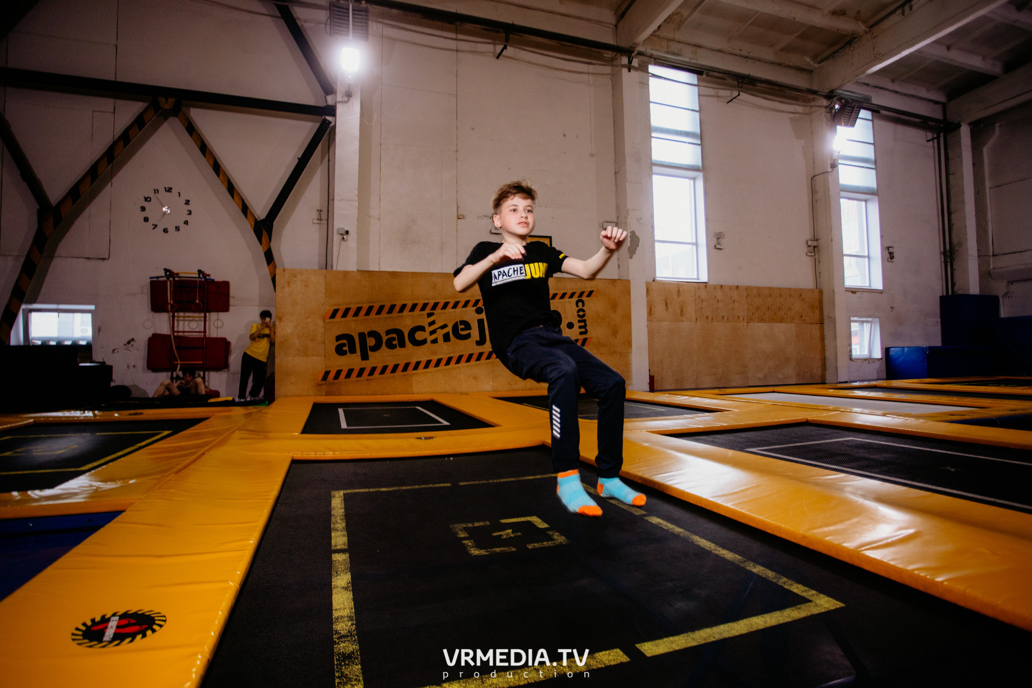 Соревнования по прыжкам на батуте в «Apache Jump»