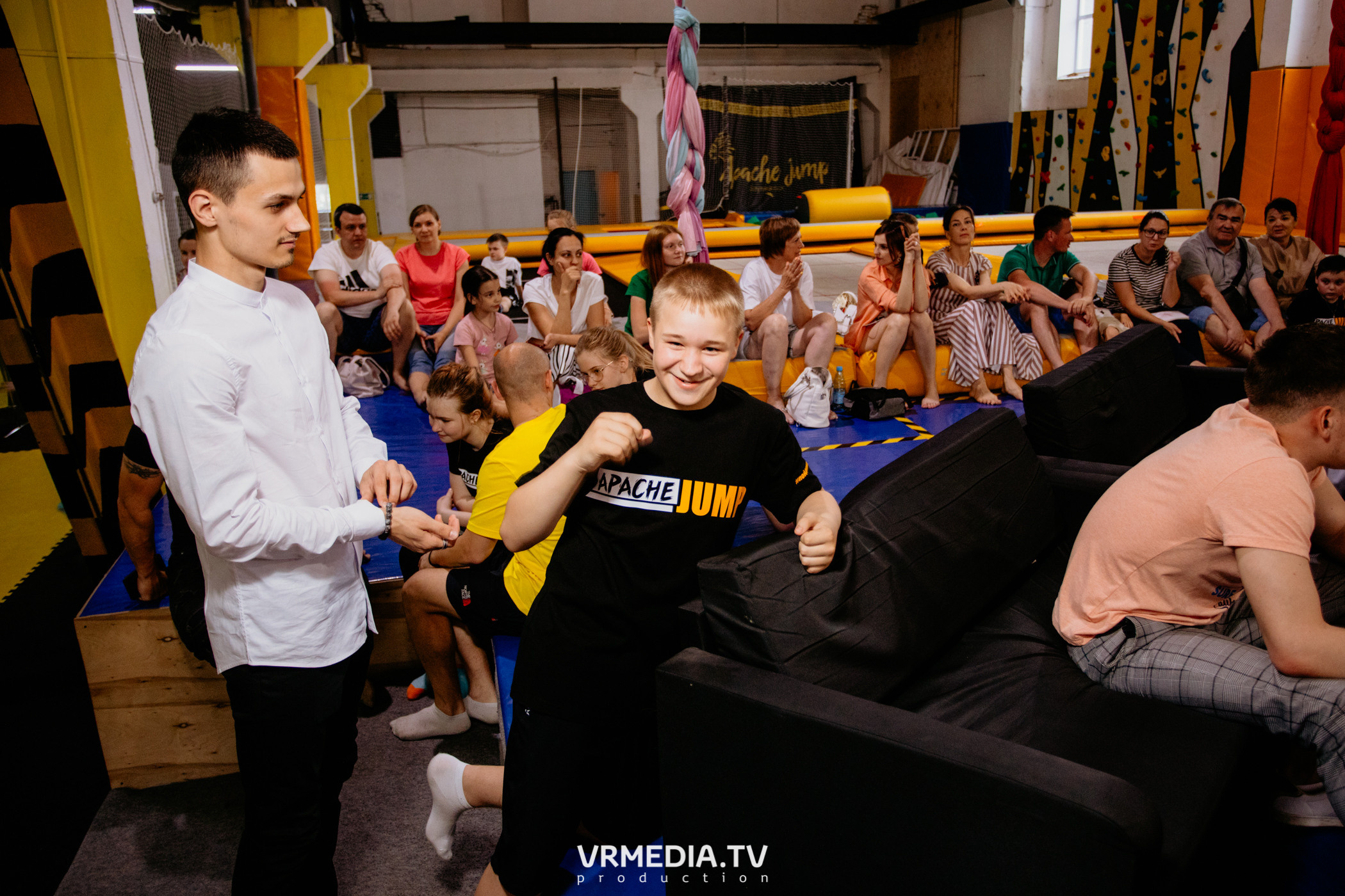 Соревнования по прыжкам на батуте в «Apache Jump»