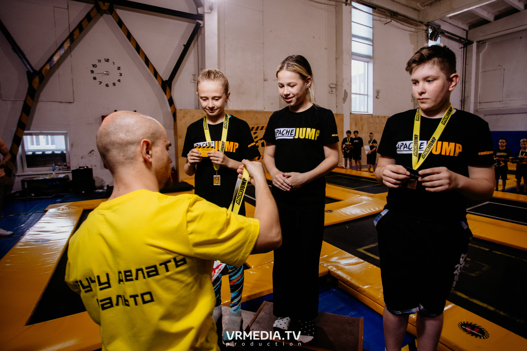 Соревнования по прыжкам на батуте в «Apache Jump»