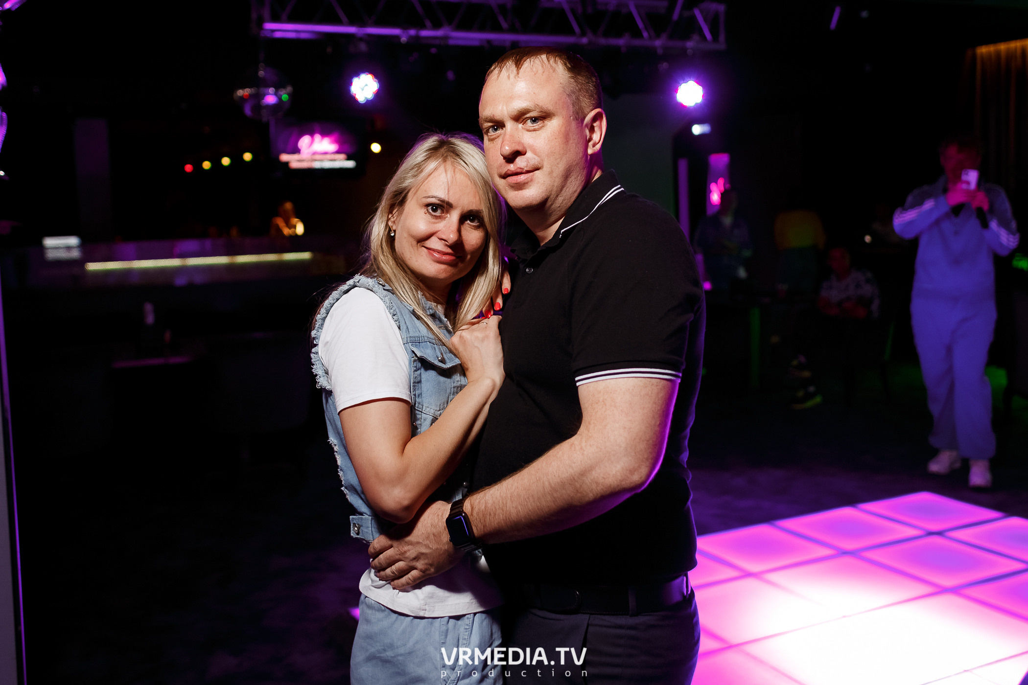 Золотая пятница. Вечеринка 90х в караоке-баре «Volna»