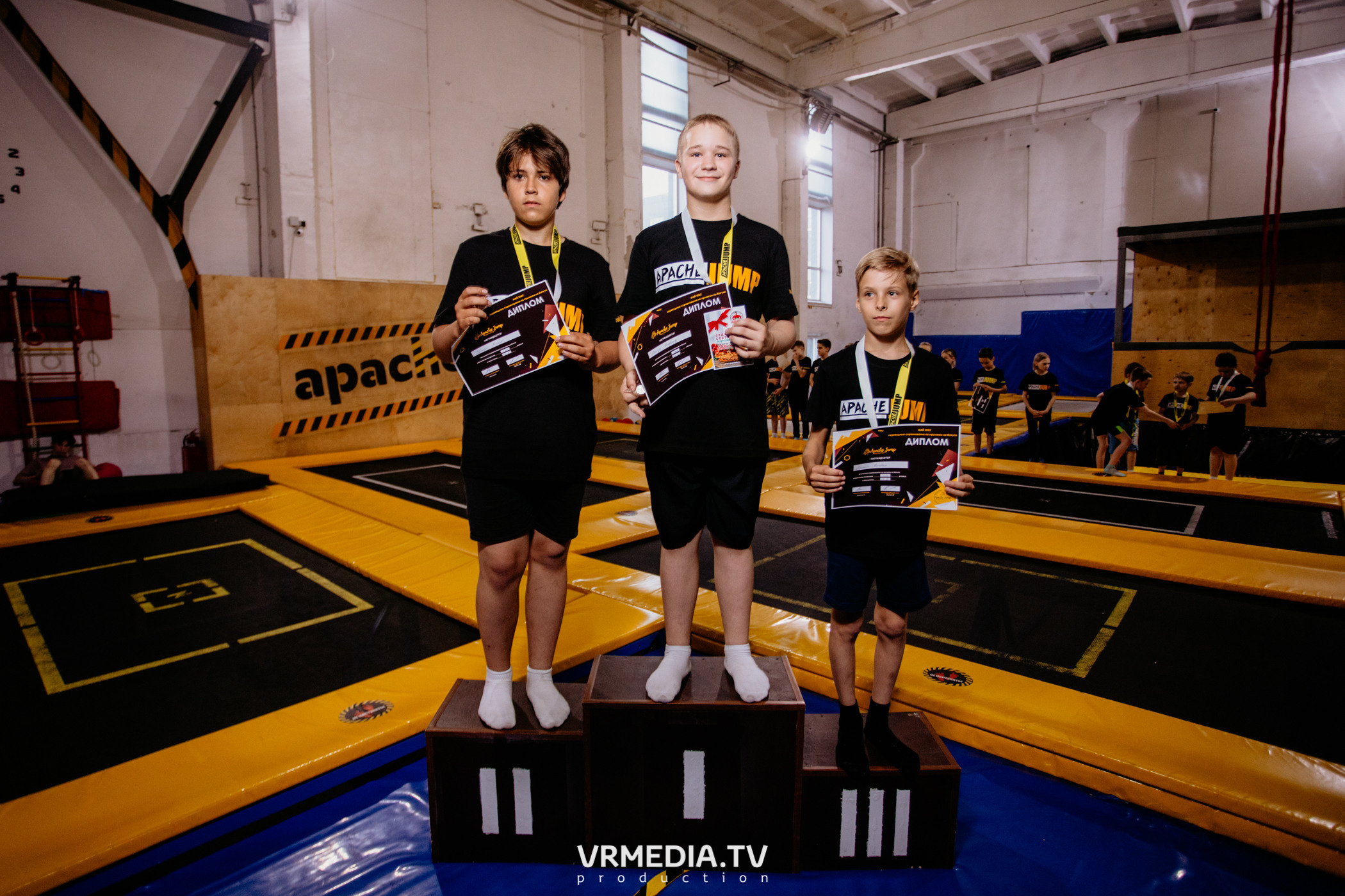 Соревнования по прыжкам на батуте в «Apache Jump»