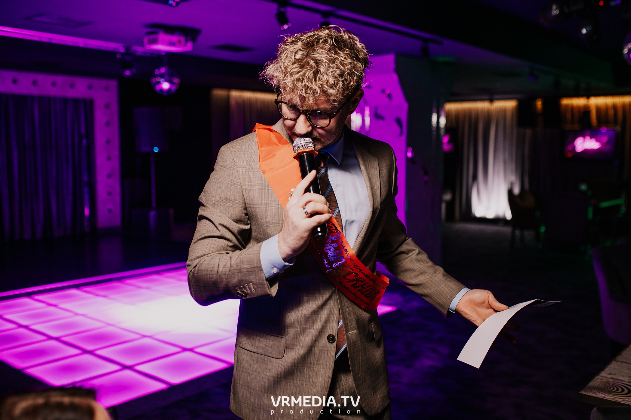 Пятничная вечеринка в караоке-баре «Volna»