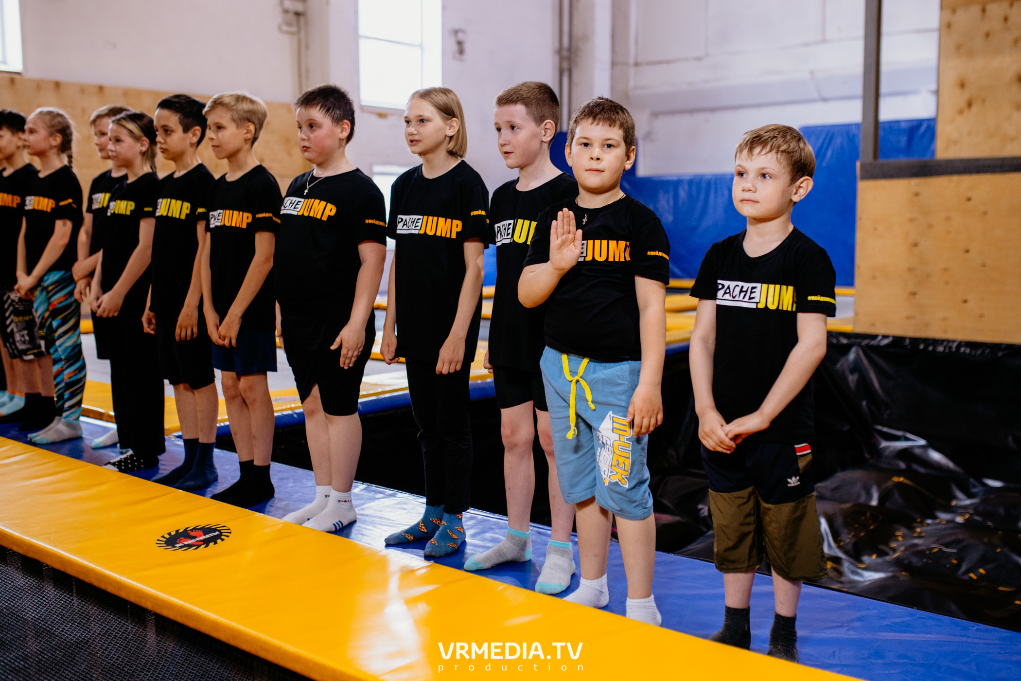 Соревнования по прыжкам на батуте в «Apache Jump»