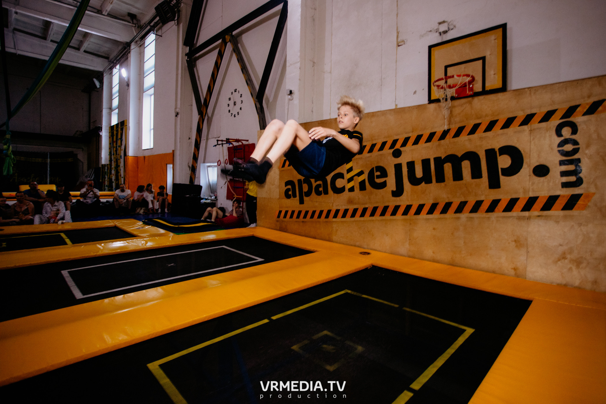 Соревнования по прыжкам на батуте в «Apache Jump»