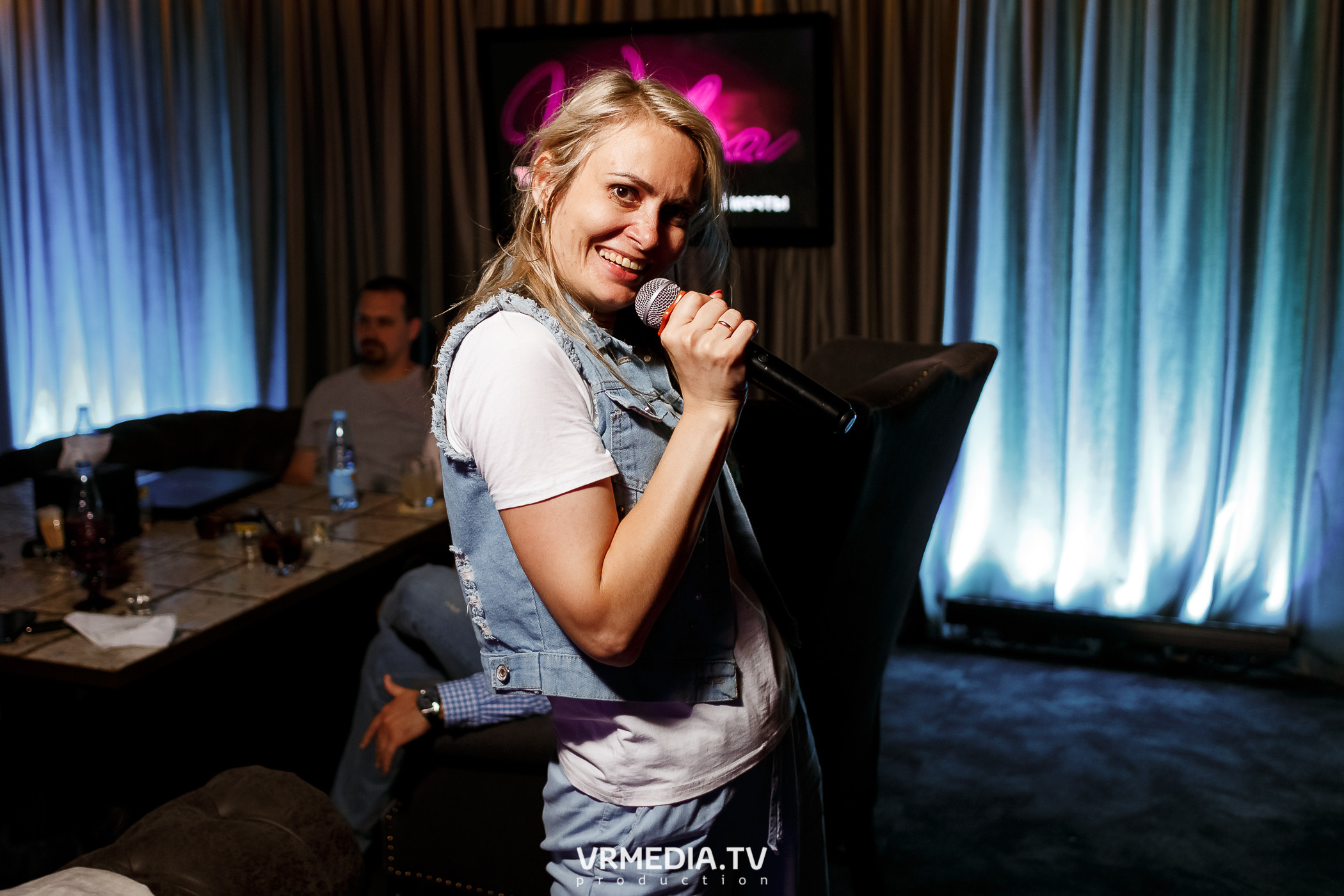 Золотая пятница. Вечеринка 90х в караоке-баре «Volna»